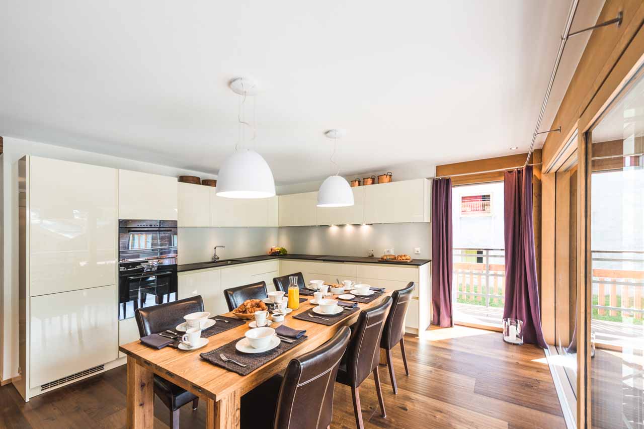 Dining area and kitchen at Apartment Matten in Zermatt