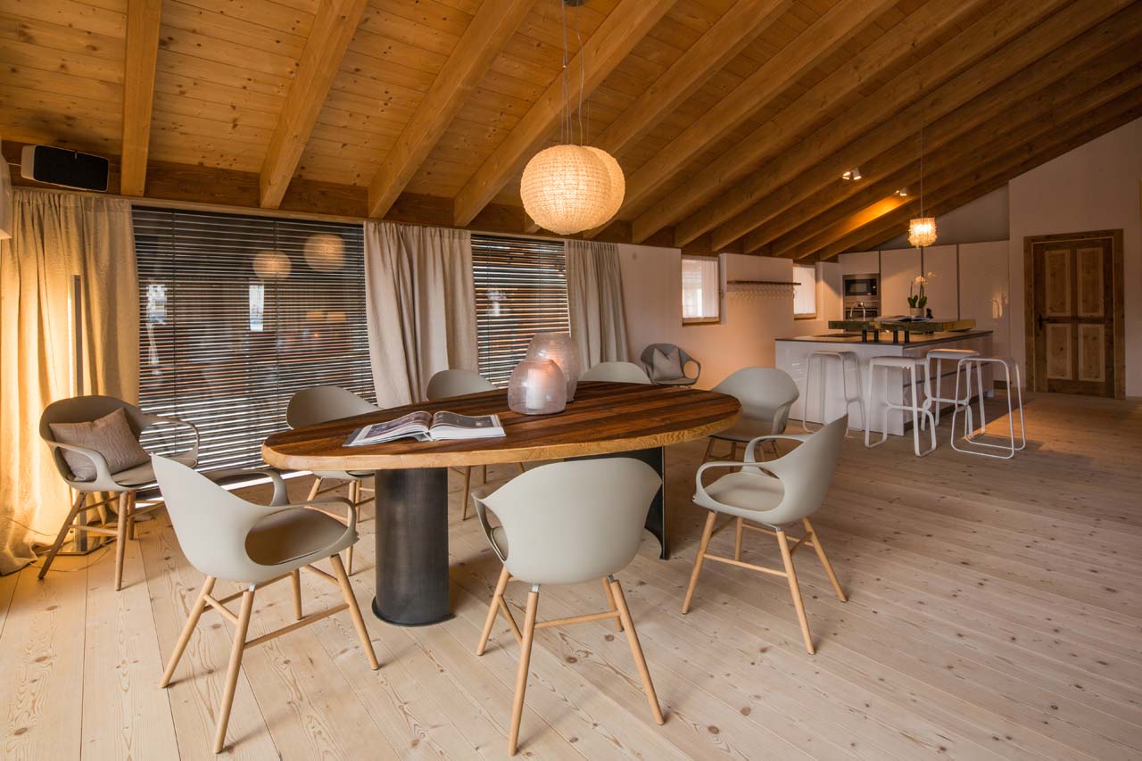Dining table and kitchen at Casa Feroze in Alta Badia
