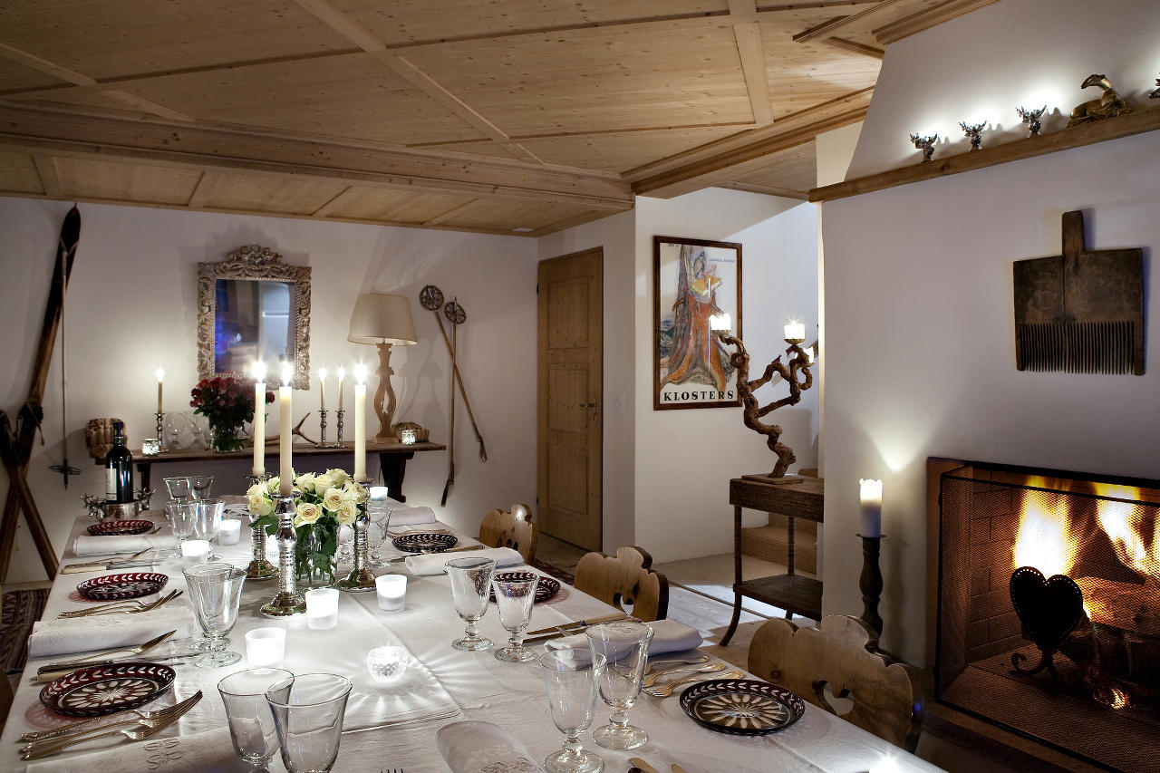 Dining room with a 16-seater table in Chalet Bear in Klosters