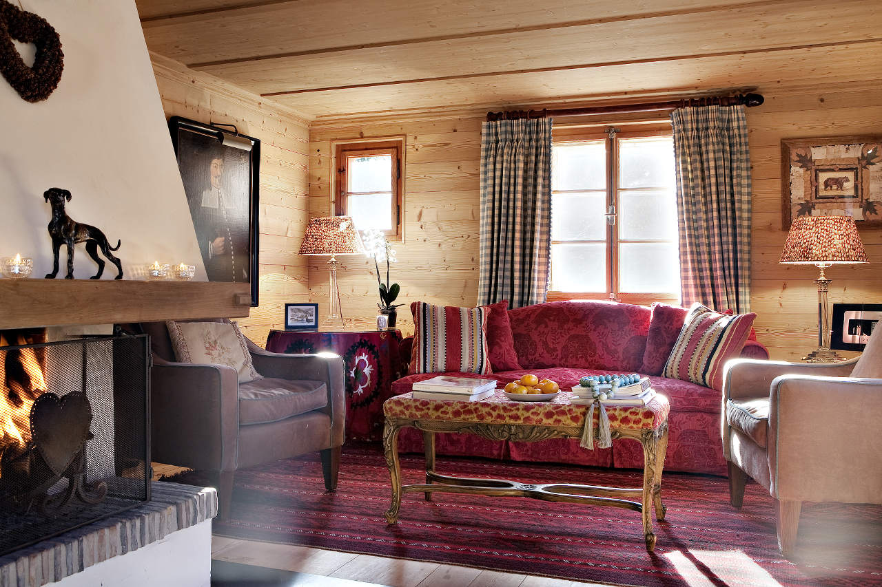 Living area with a fireplace in Chalet Bear in Klosters