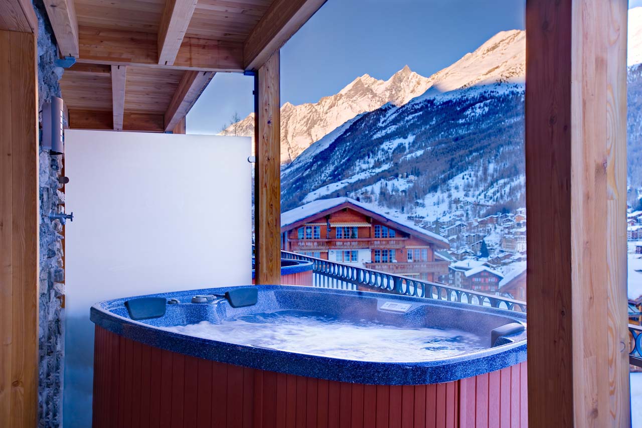 Outdoor hot tub at Chalet Castor in Zermatt
