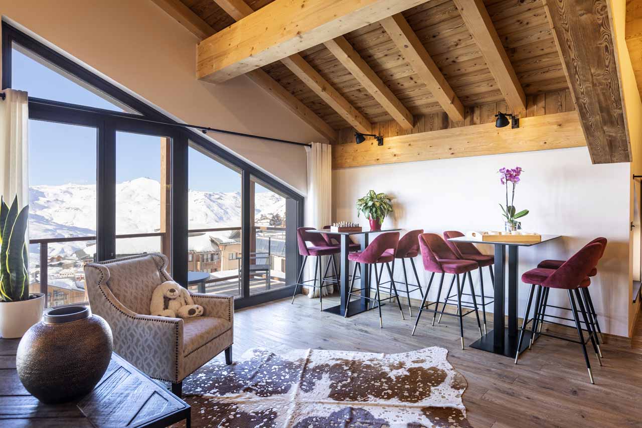 Living area with tables at Chalet Cullinan in Val Thorens