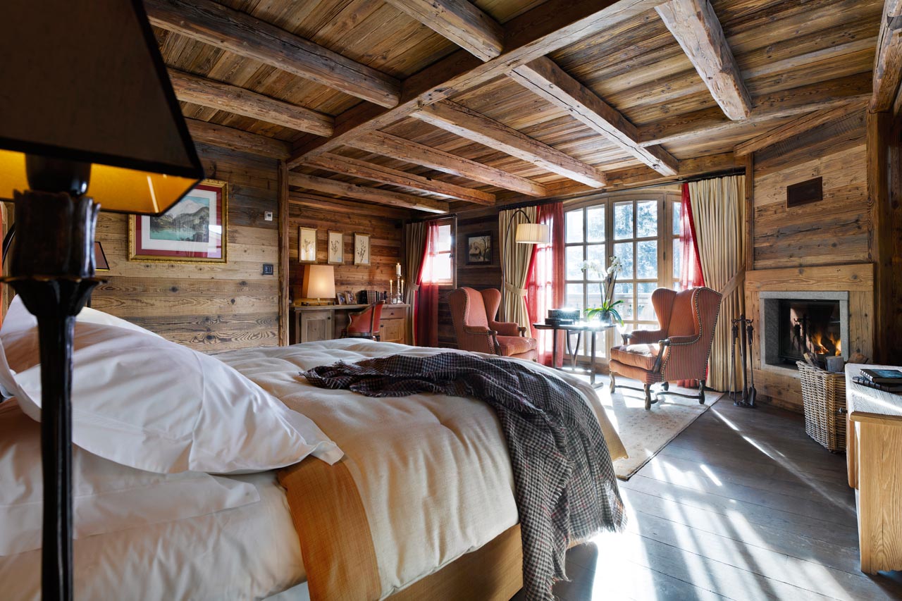Master suite with king size/ twin bed and fireplace in Chalet Ormello in Courchevel 1850
