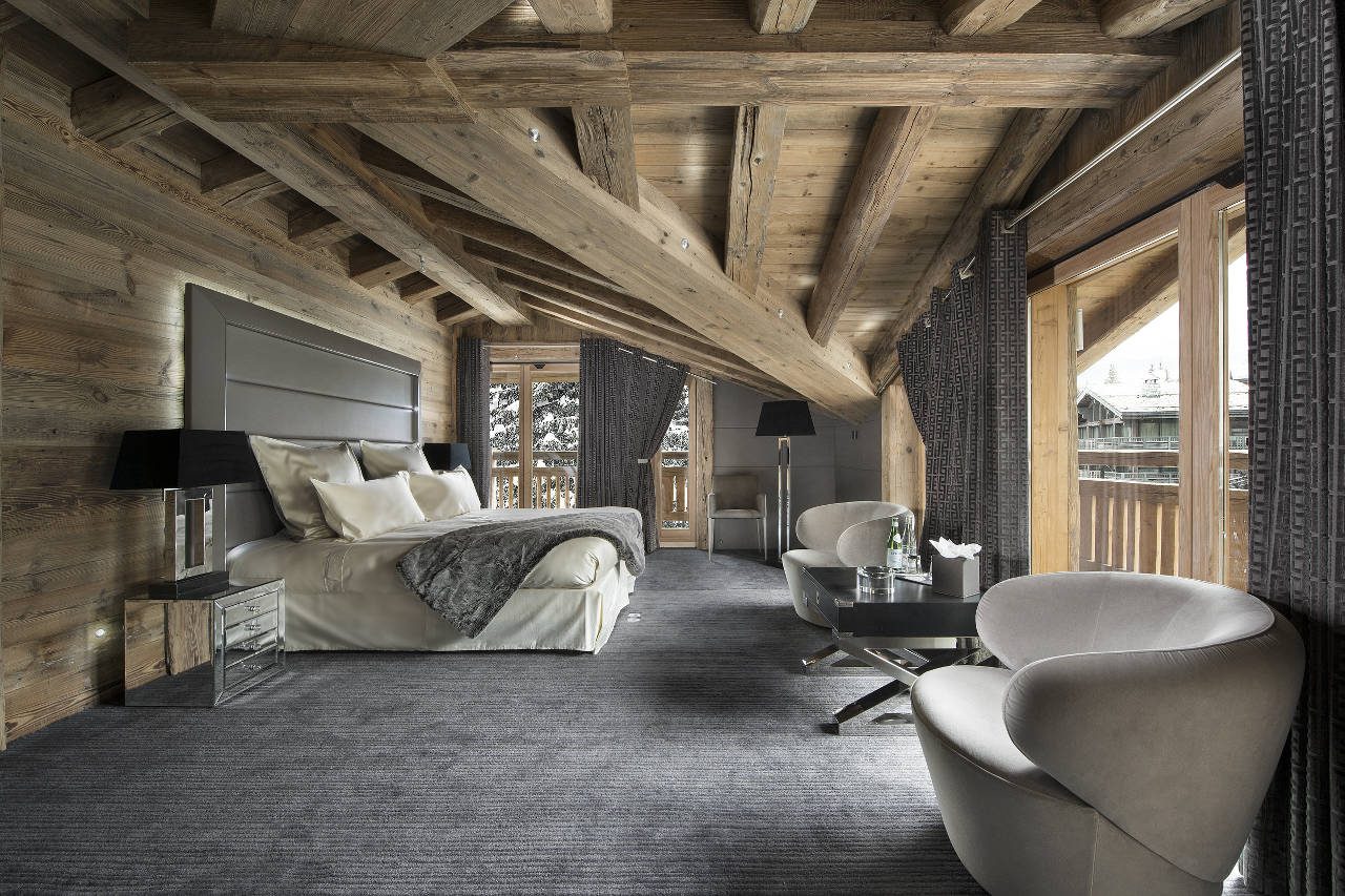 Double bedroom with sitting and dressing area in Chalet Tahoe in Courchevel 1850