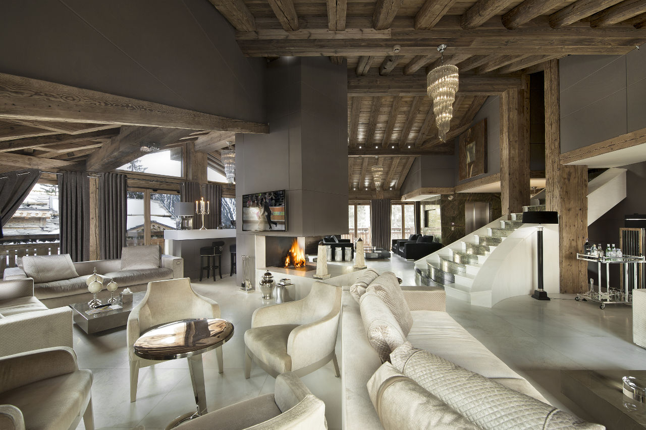 Living area with vaulted ceiling and terrace access in Chalet Tahoe in Courchevel 1850