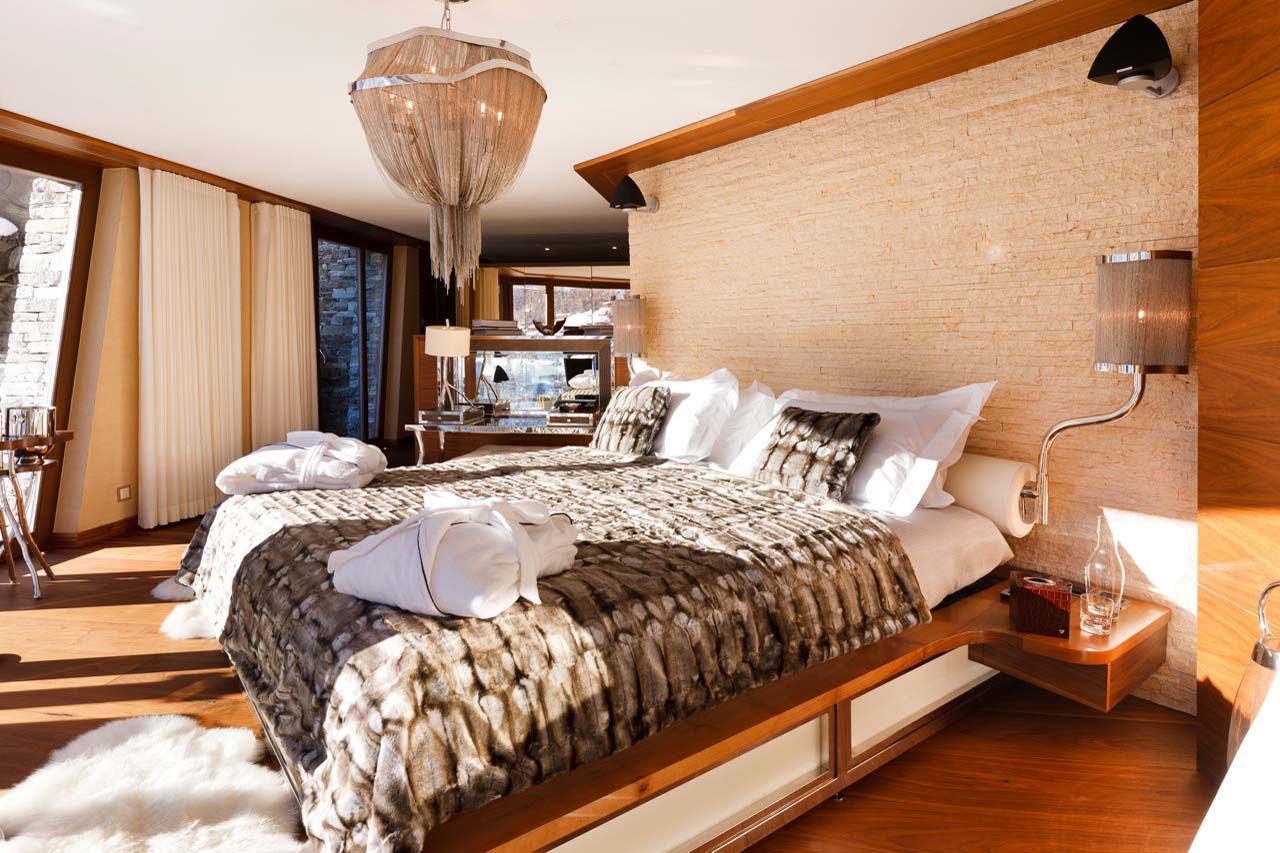 Master guest suite double bedroom at Chalet Zermatt Peak in Zermatt