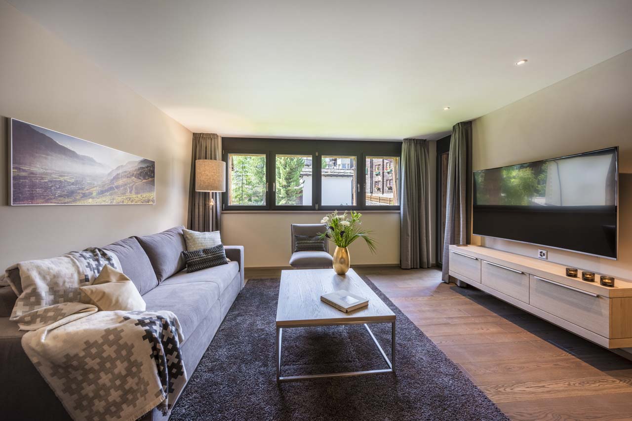 TV and sofa in living area of Christiania Apartment 4 in Zermatt