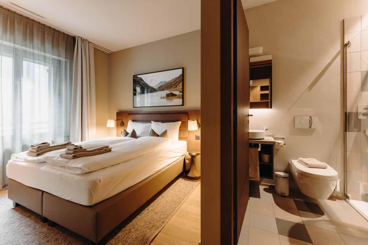 Double bedroom with en-suite shower room in Andermatt Alpine Premium 2, Andermatt