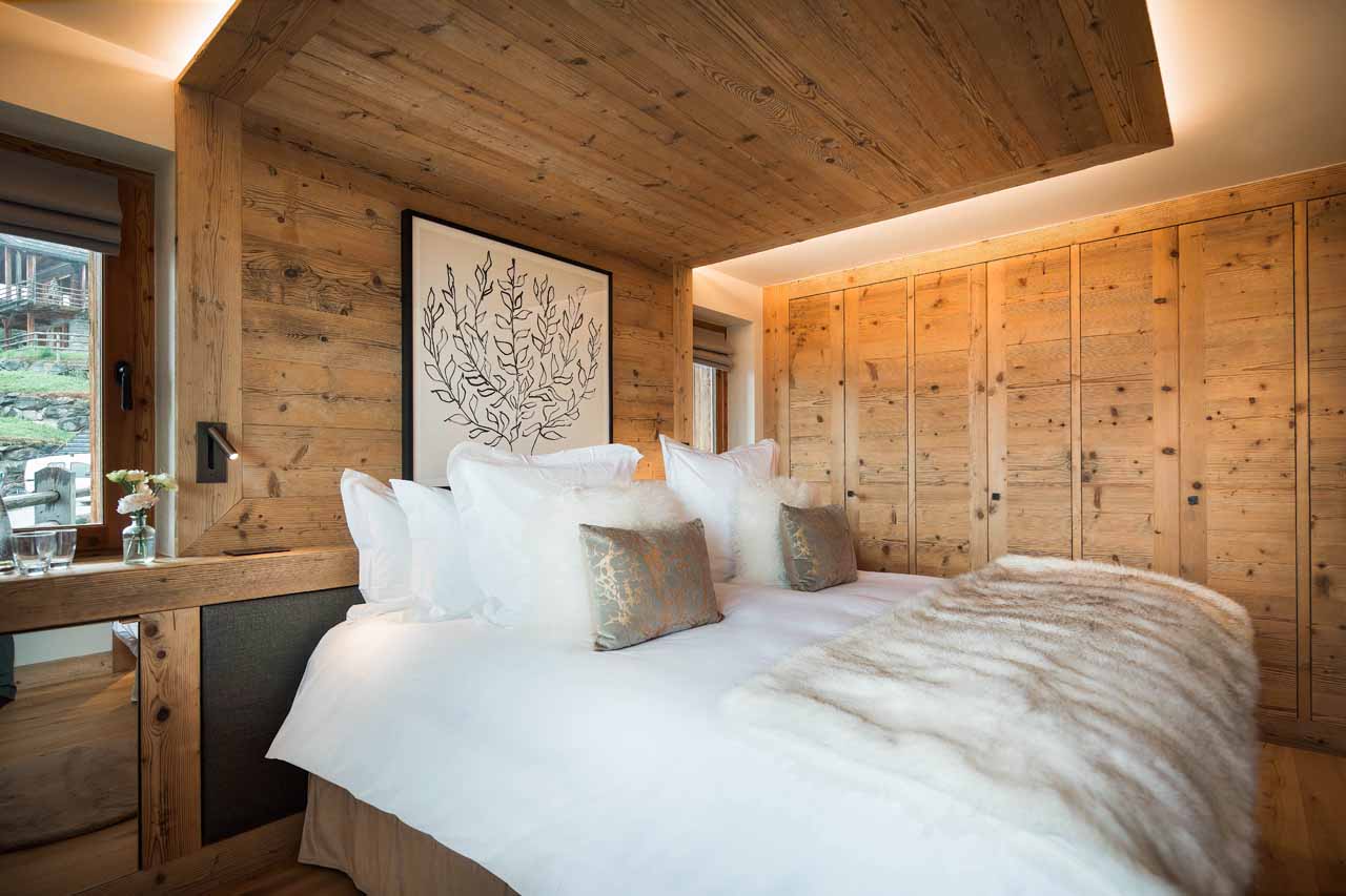 Bedroom one with ensuite at Chalet Camila in Verbier