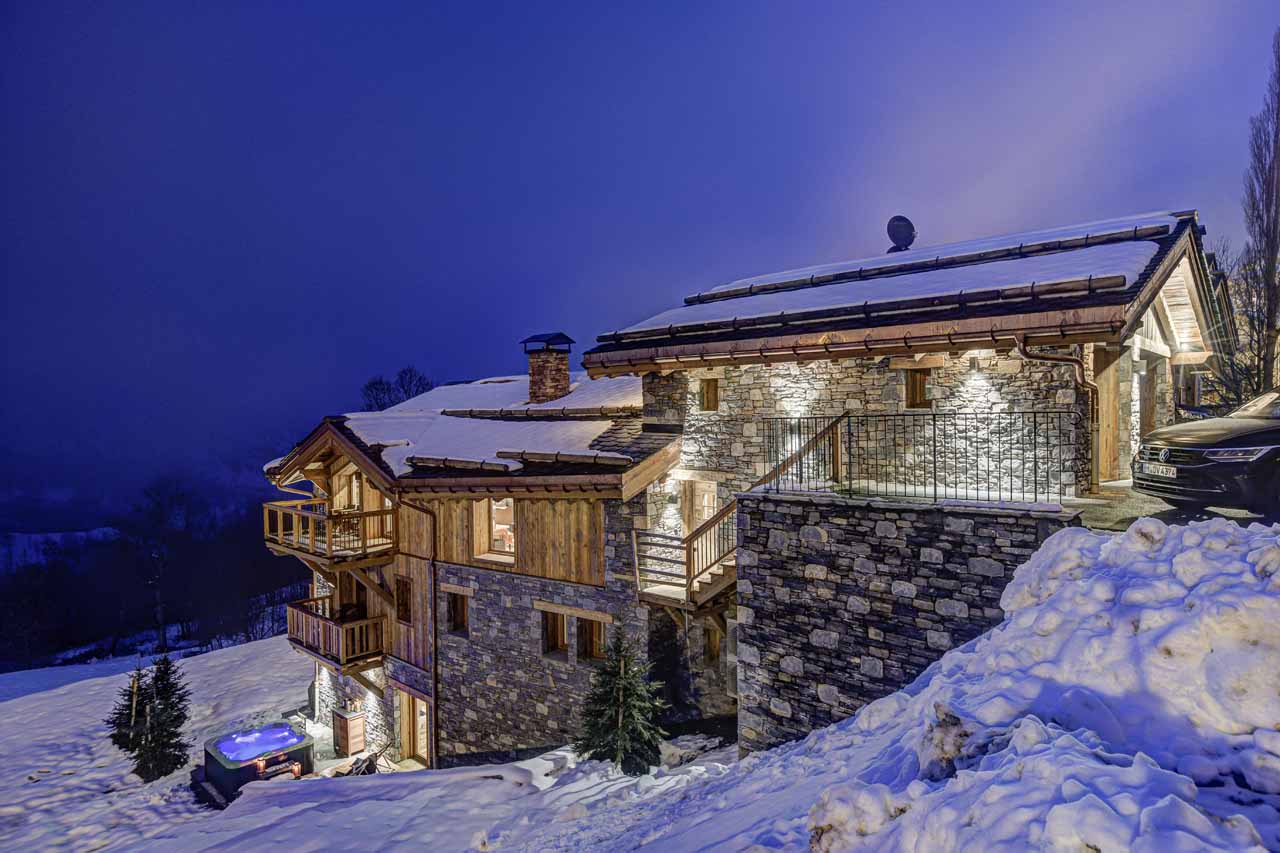 Exterior of Chalet Constantia in St Martin de Belleville at night
