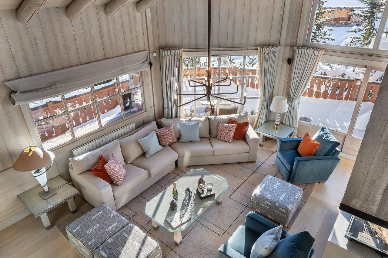 Light and spacious living area at Chalet Edelstone in Courchevel 1850
