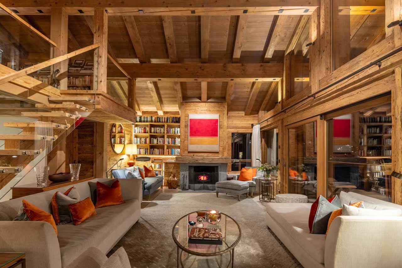 Cosy living area at night of Chalet Les Etrennes in Verbier