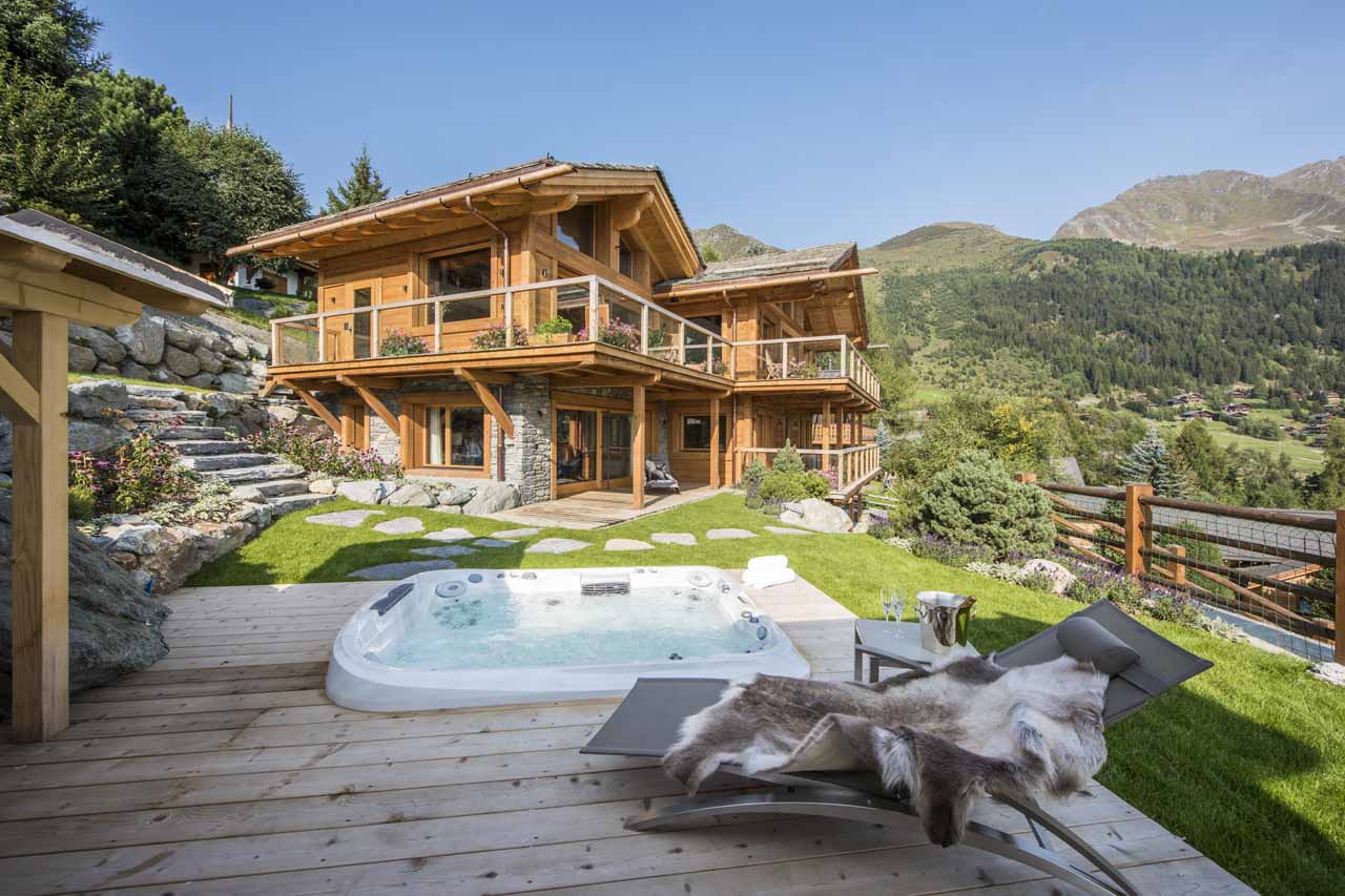 Exterior of Chalet Les Etrennes in summer