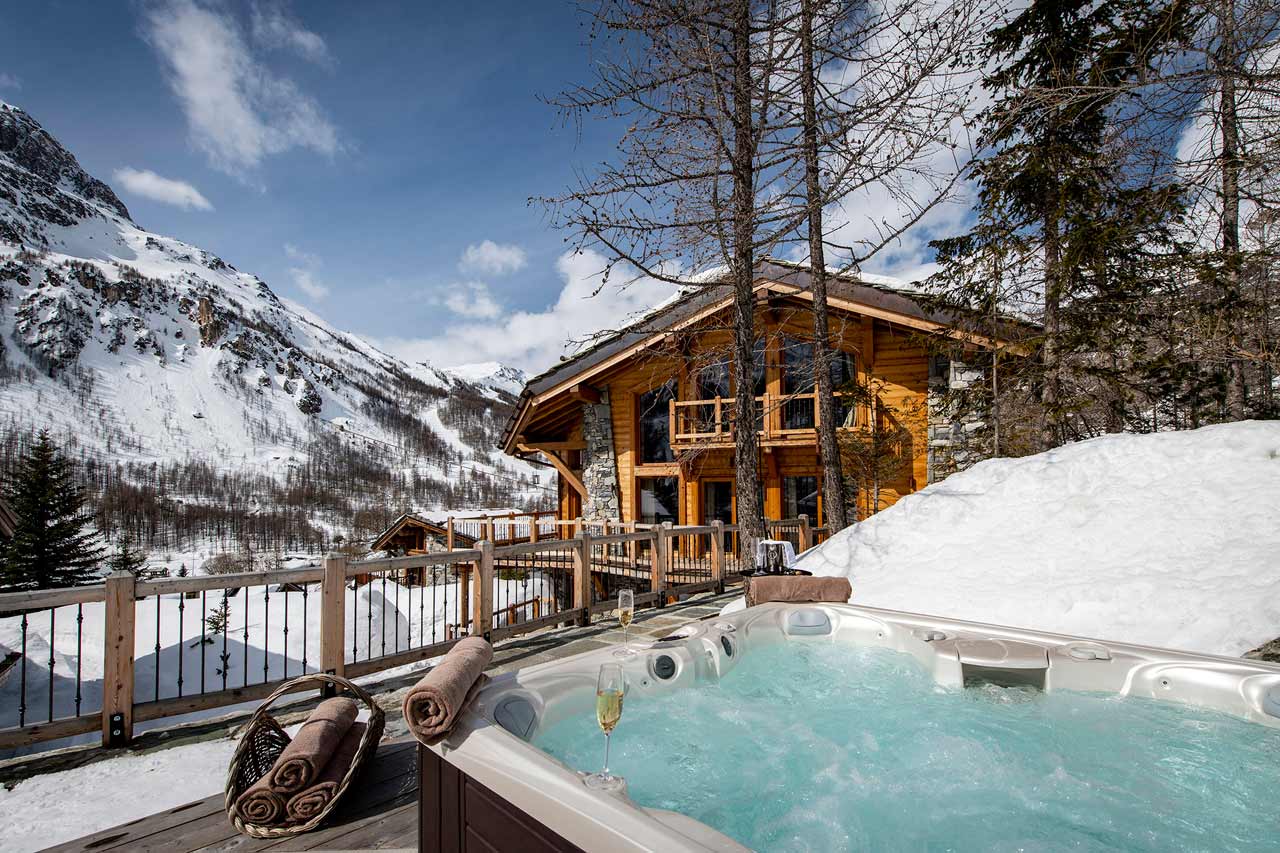 Outdoor hot tub in Chalet Machaphuchare, Val d'Isere