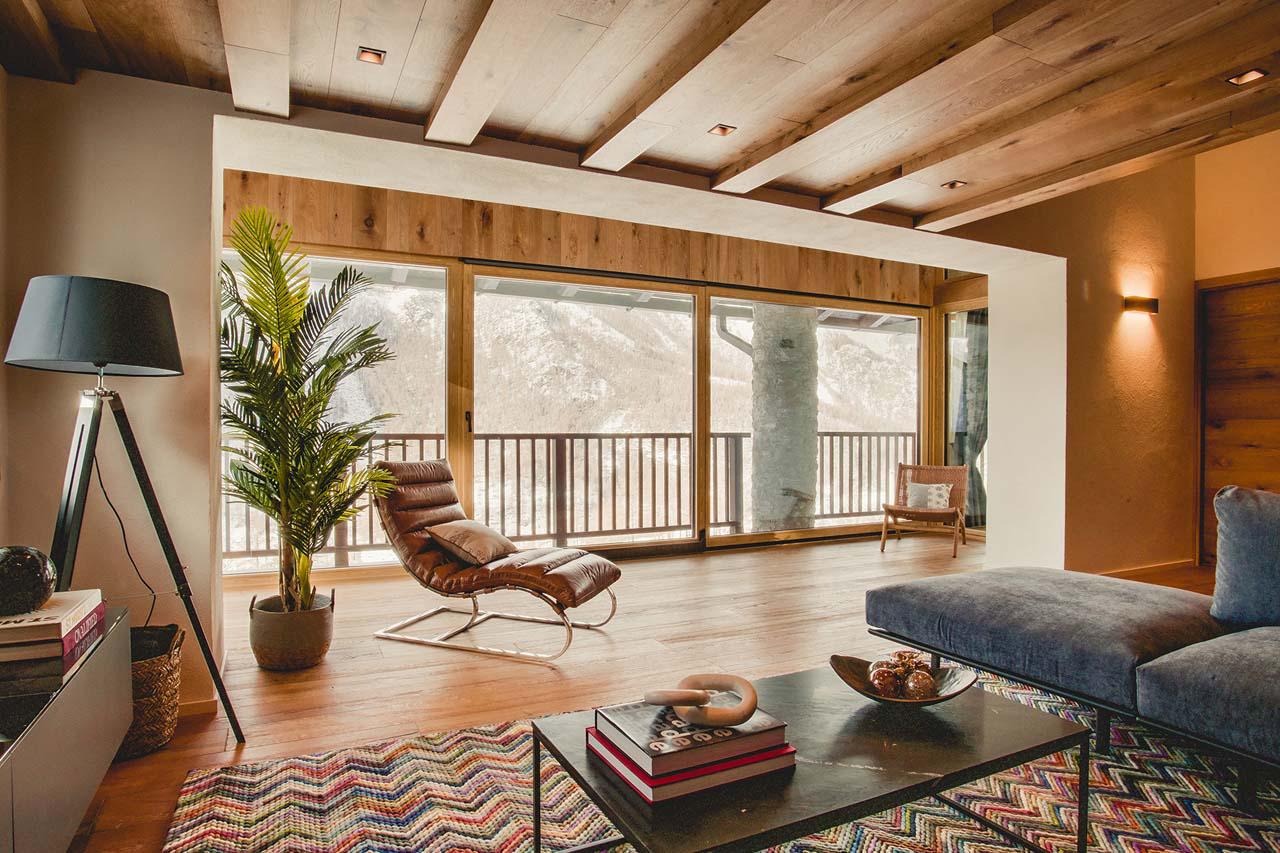 Living room with large windows overlooking the valley at Chalet Snostorm in Breuil-Cervinia