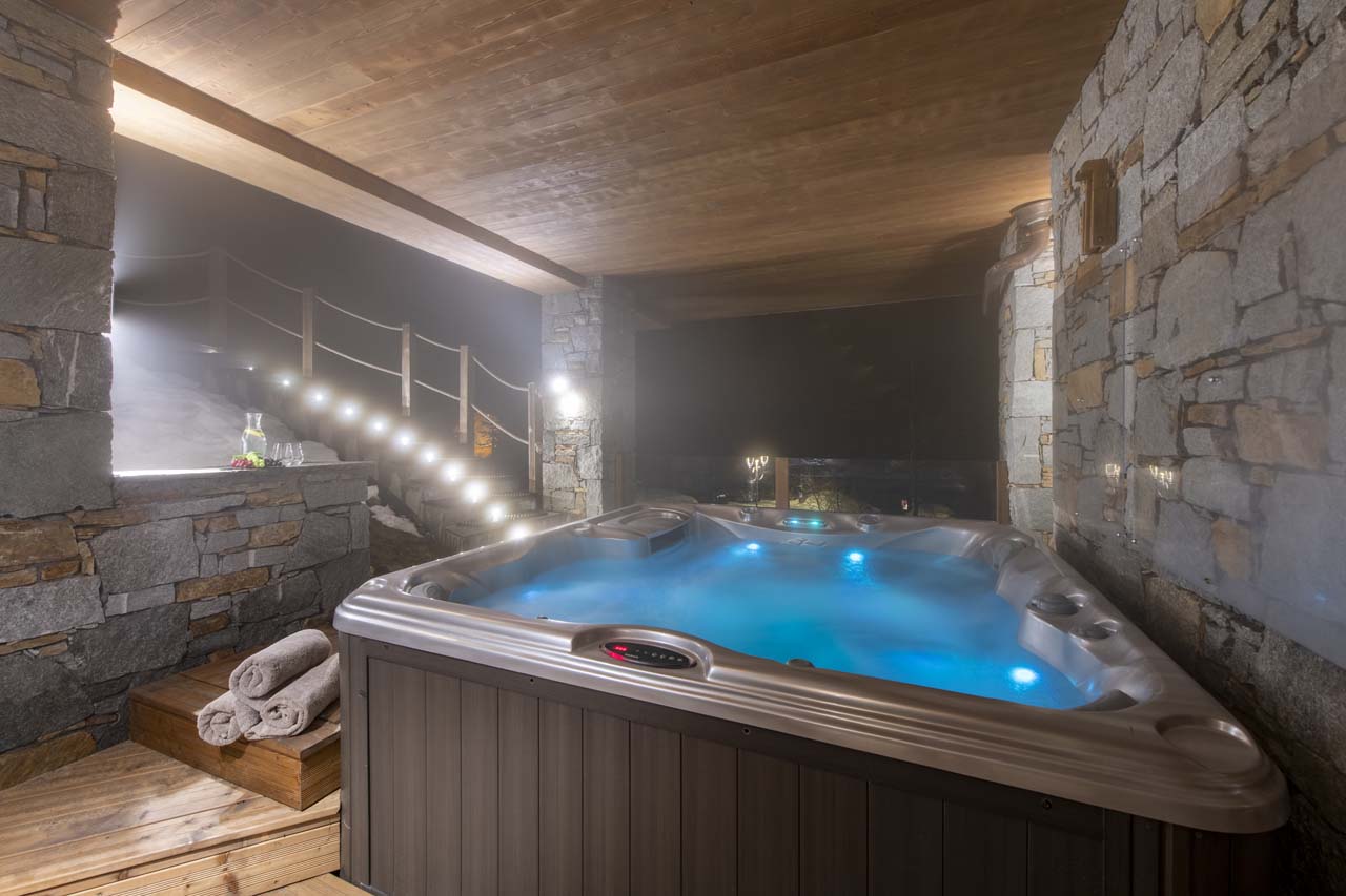Outdoor hot tub at Chalet Valentine in Meribel
