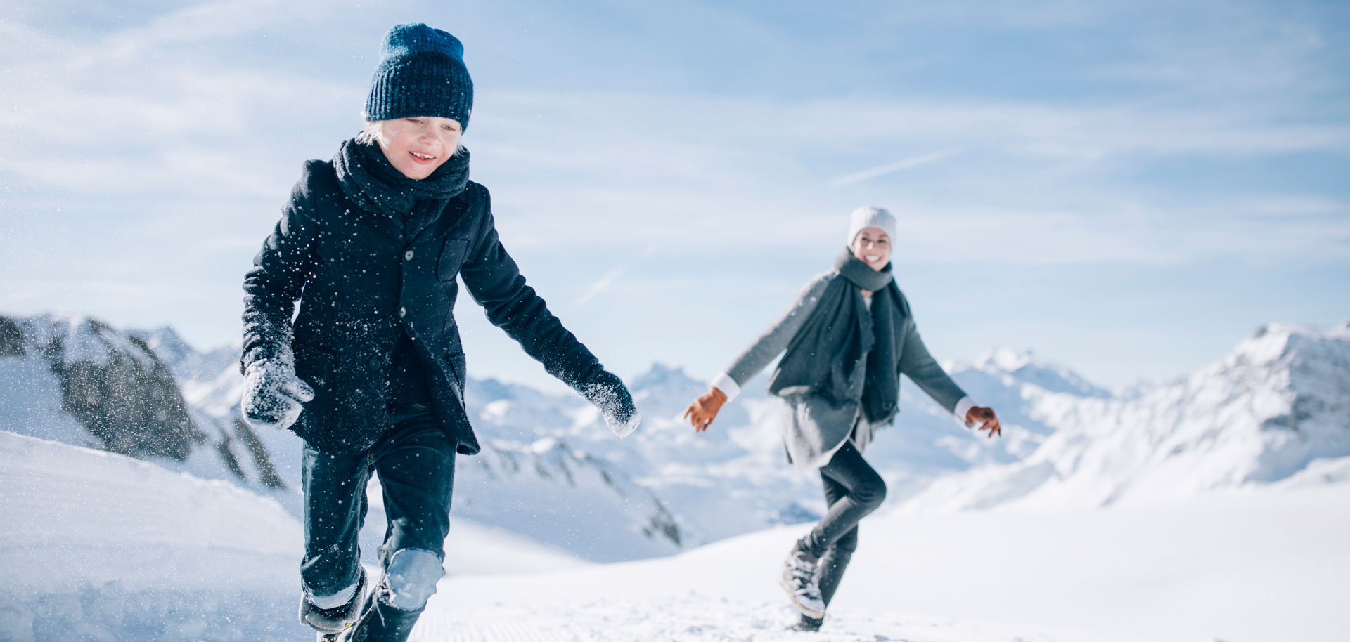Family playing in the snow in Lech