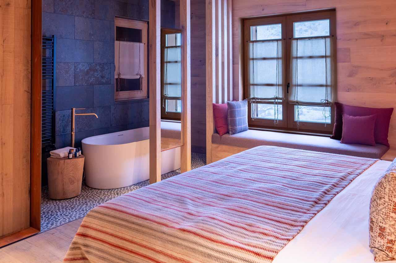 Bedroom with bathtub at Hermitage Mountain Lodge in Andorra