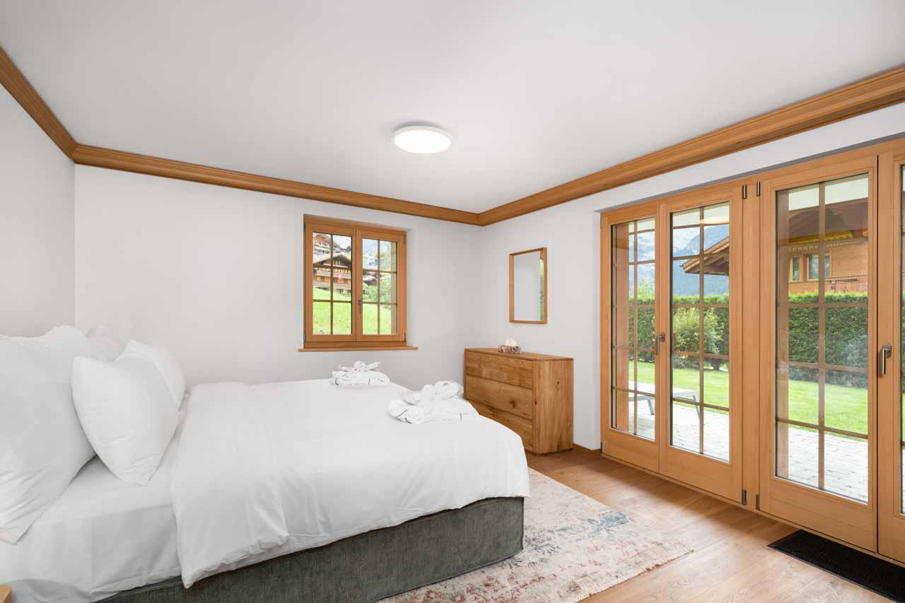 Ground floor double bedroom at Chalet Alia in Grindelwald