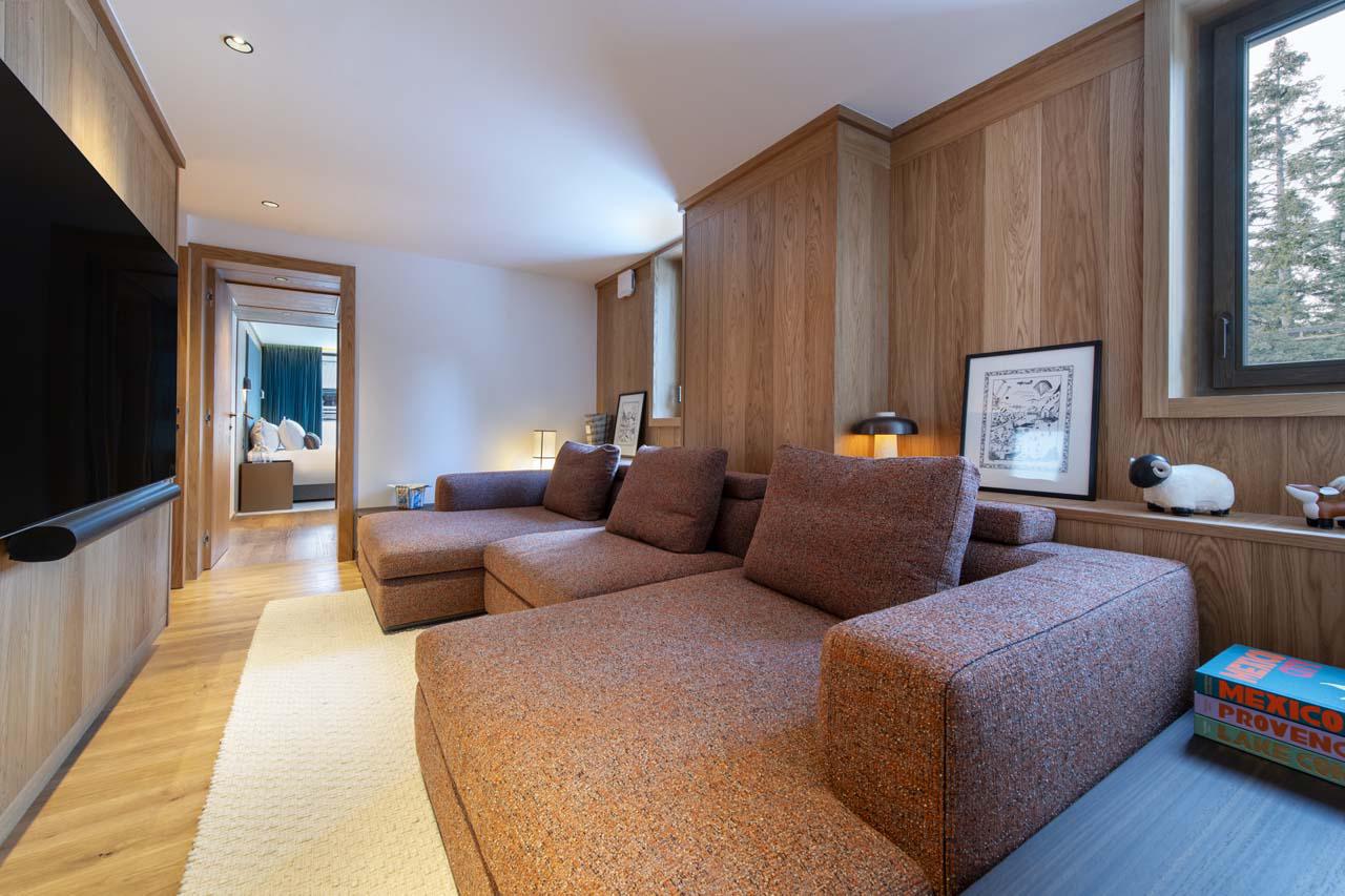 TV room with spacious sofas at Sasha Apartment 4 in Courchevel 1850