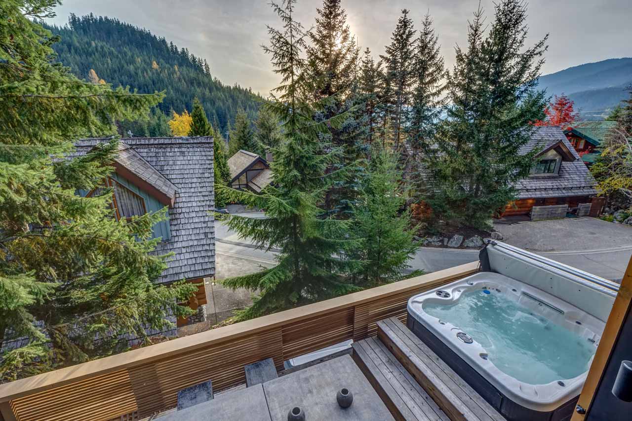 Balcony hot tub at Snowridge Views in Whistler