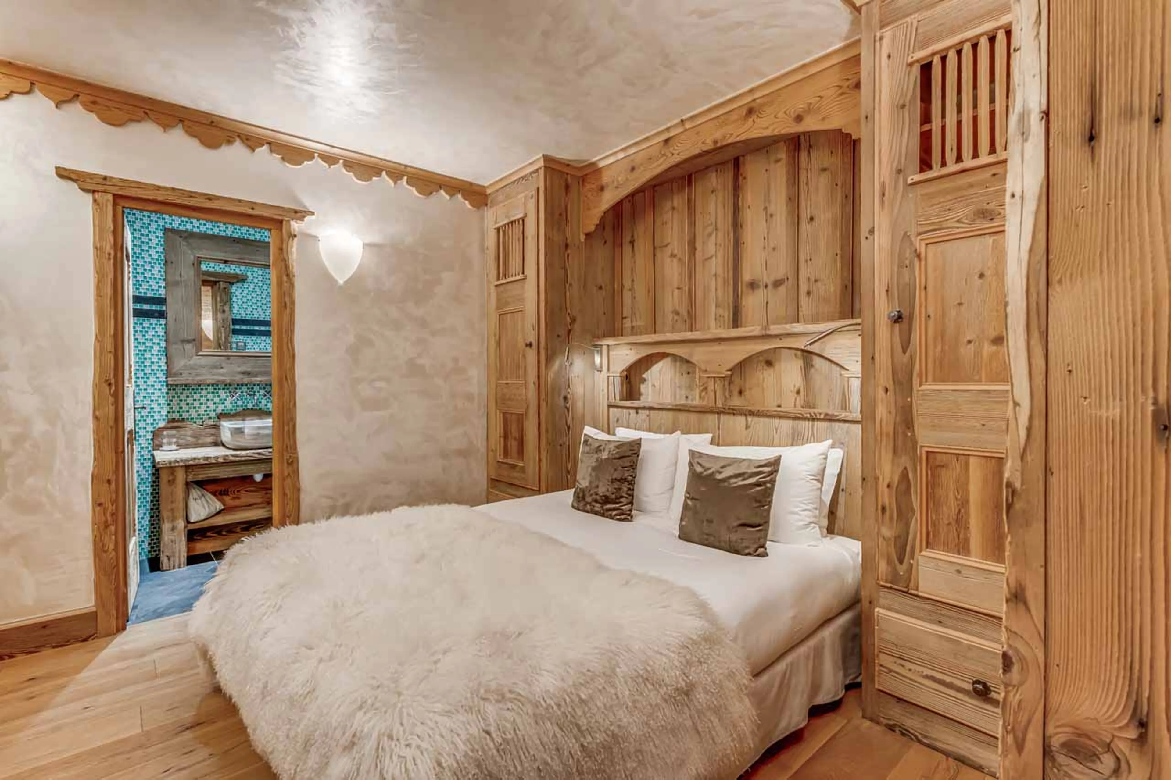 Double en suite bedroom in private studio of Chalet Carat in Courchevel 1850