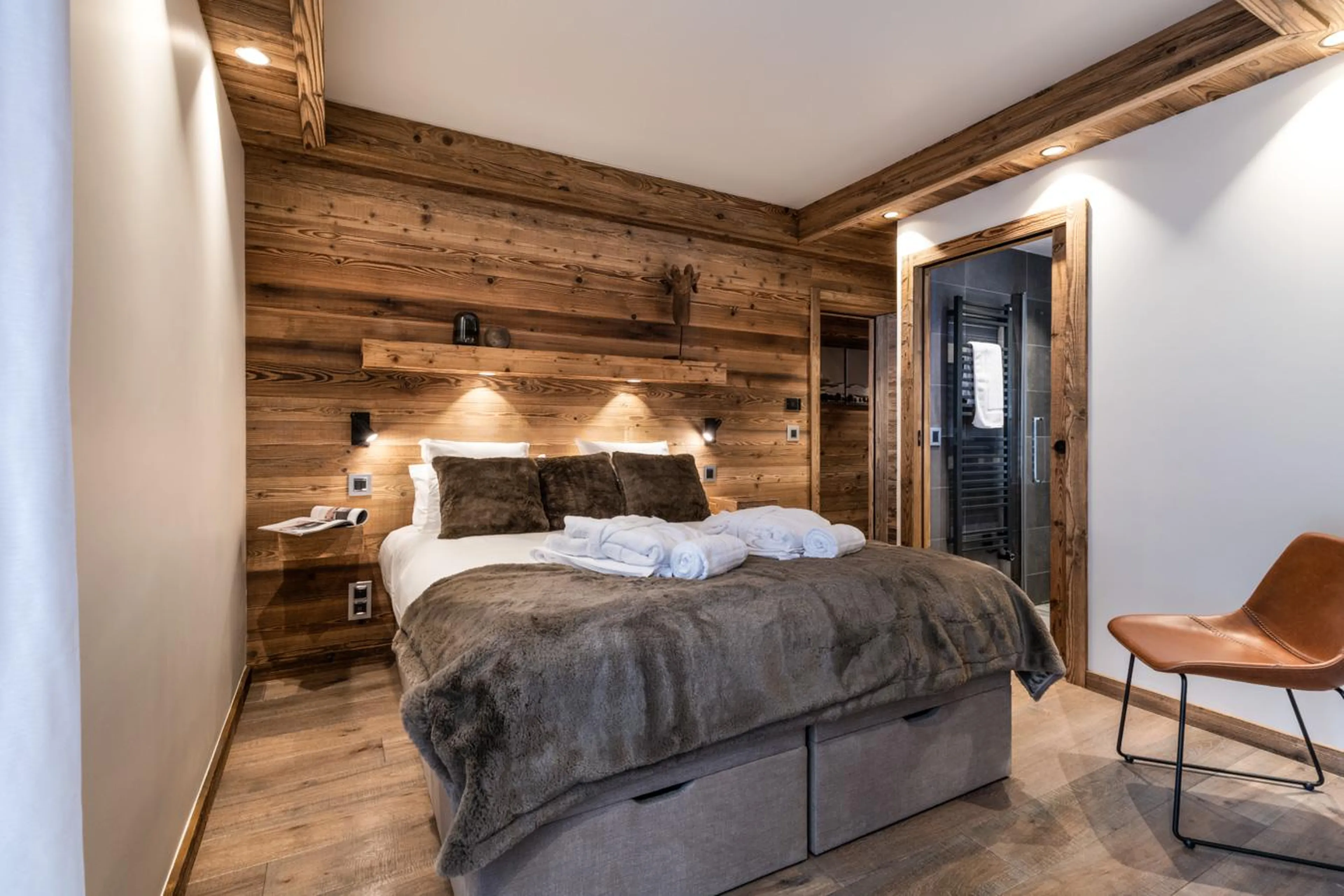 Double bedroom with terrace access and en-suite shower room in Alaska Lodge 5, Val d'Isere