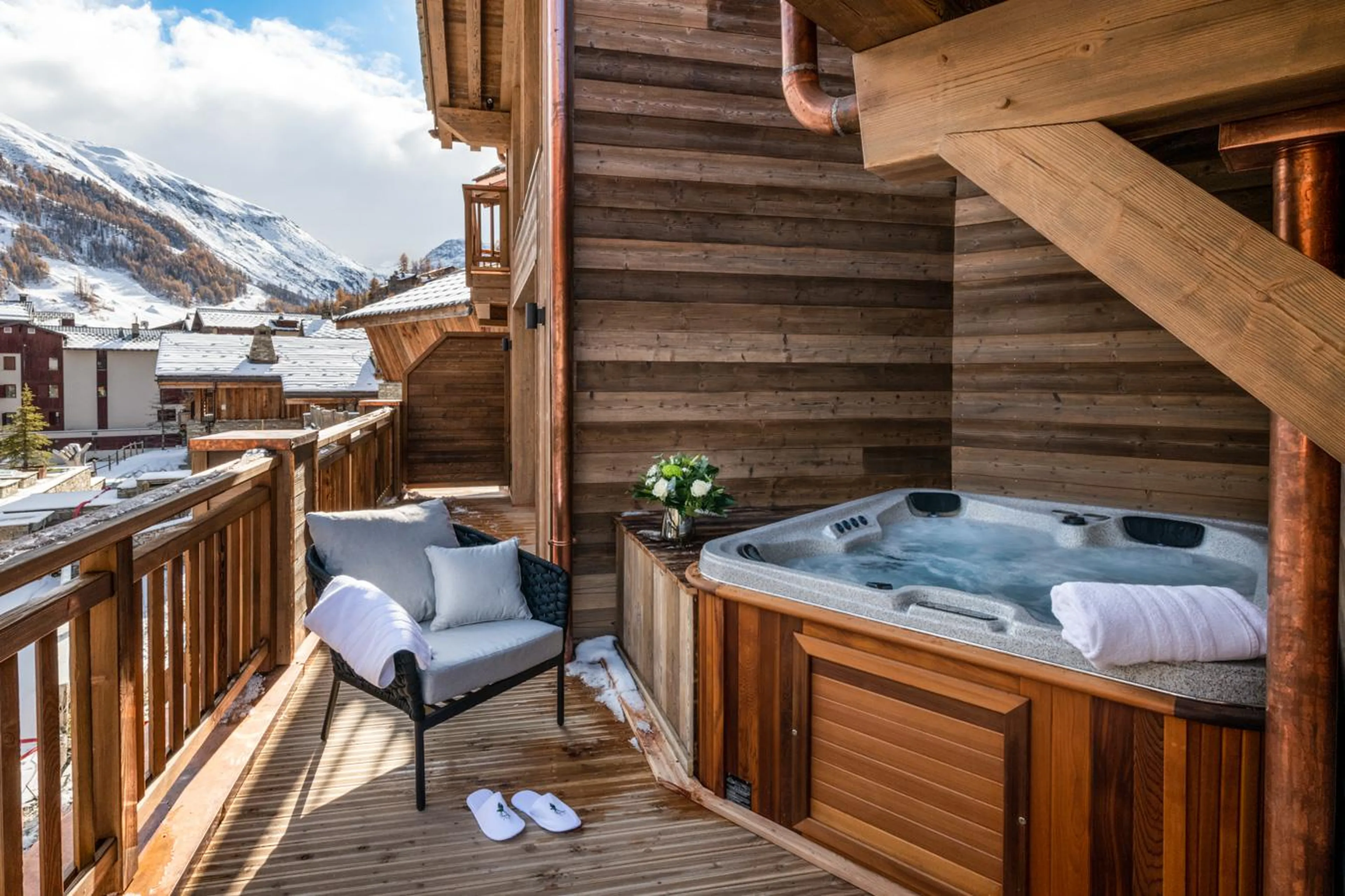 Hot tub on terrace in Alaska Lodge 5, Val d'Isere