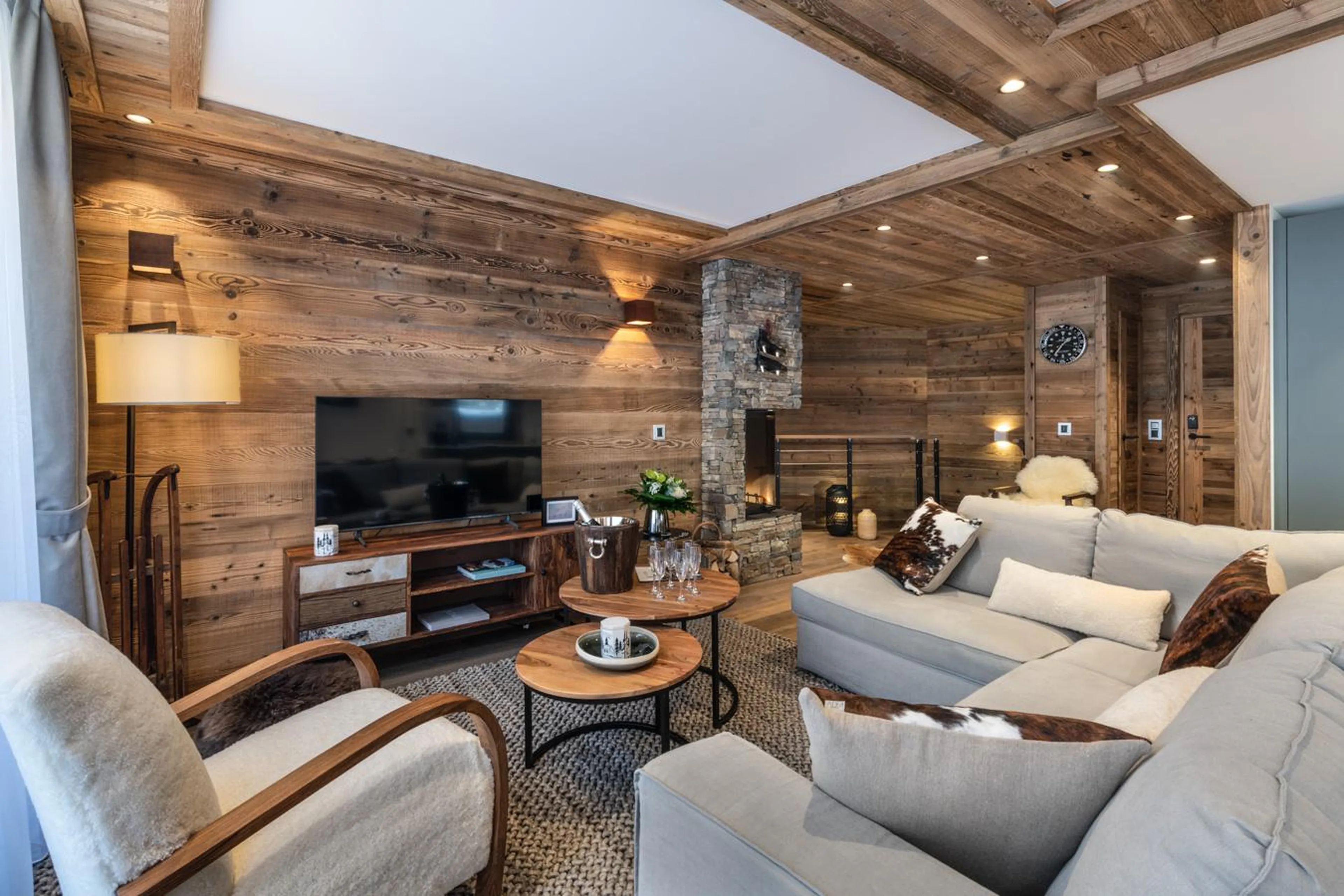 Lounge with comfortable sofas and TV in Alaska Lodge 5, Val d'Isere