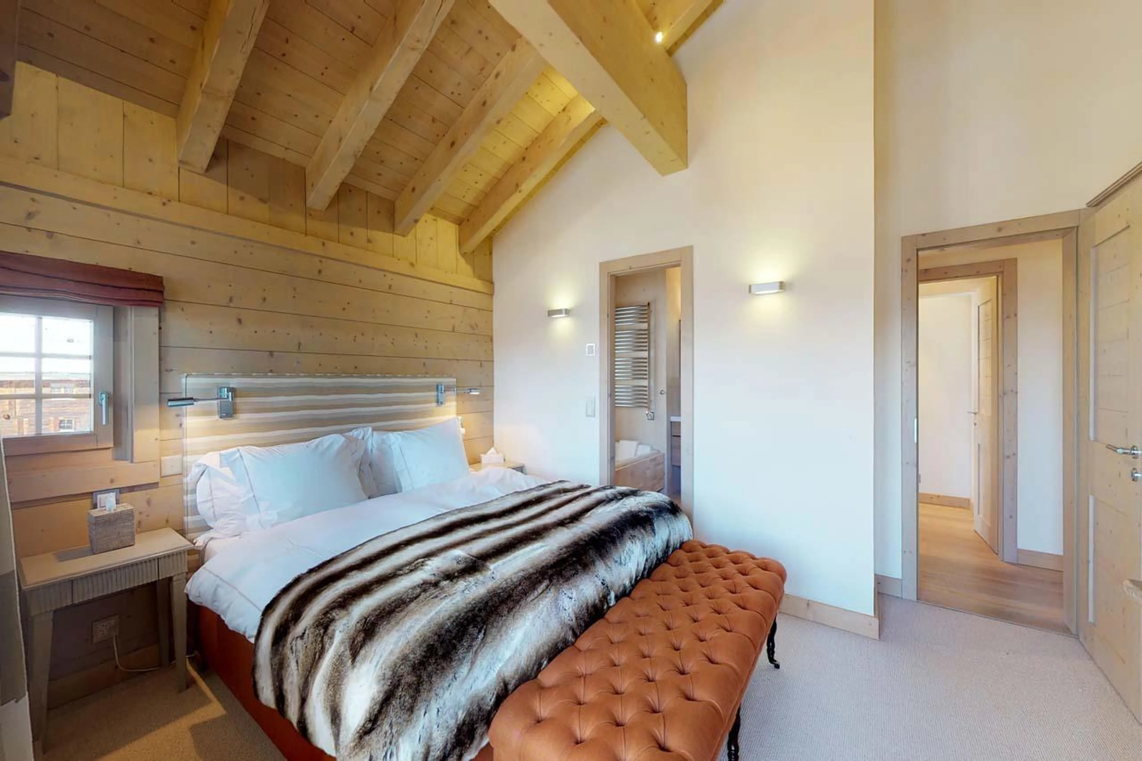 Double bedroom with en-suite bathroom at Chalet Albert-Luc in Verbier