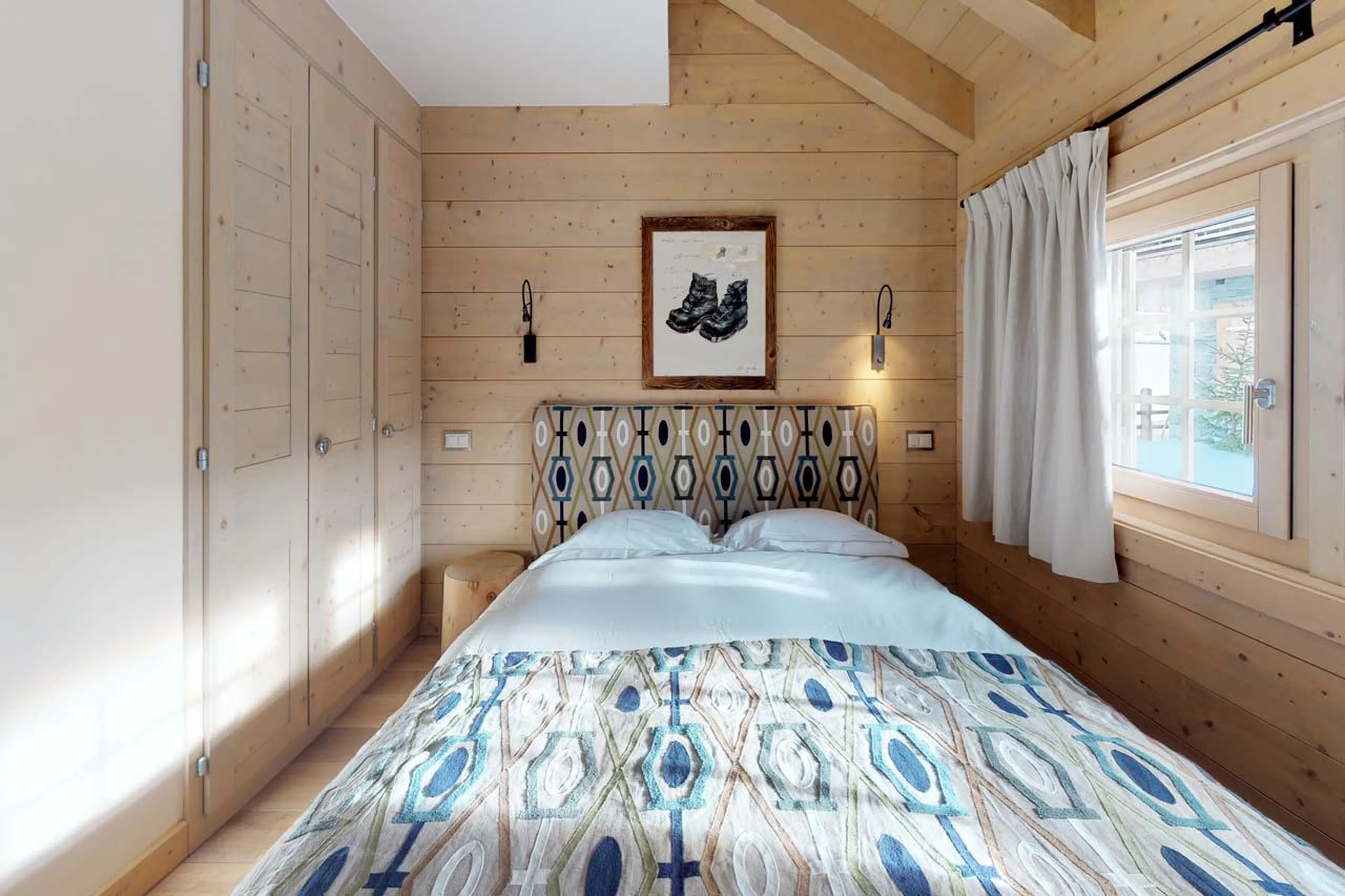 Double bedroom with en-suite shower room at Chalet Albert-Luc in Verbier