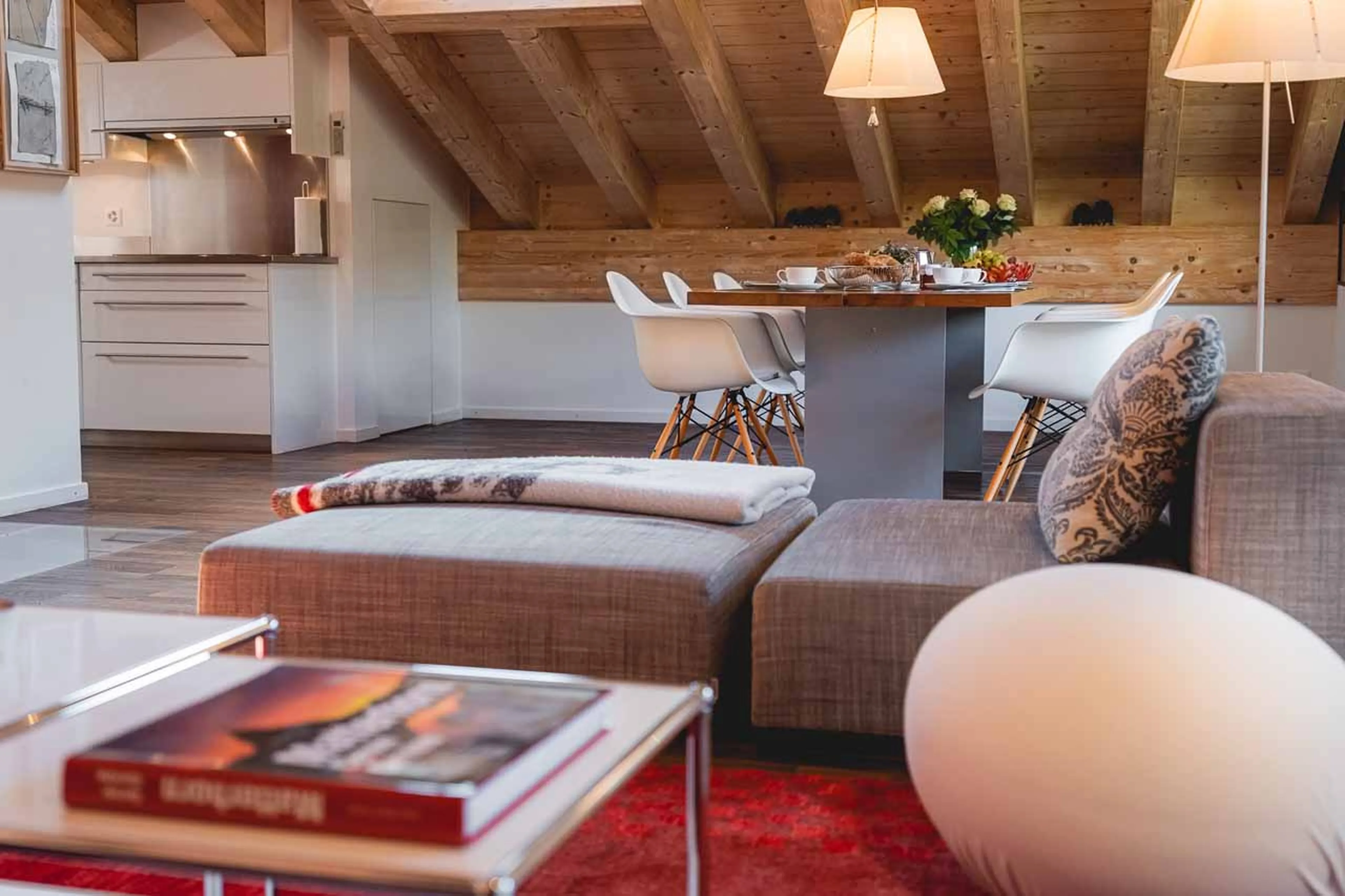 Sofa area at Penthouse Altesse in Zermatt