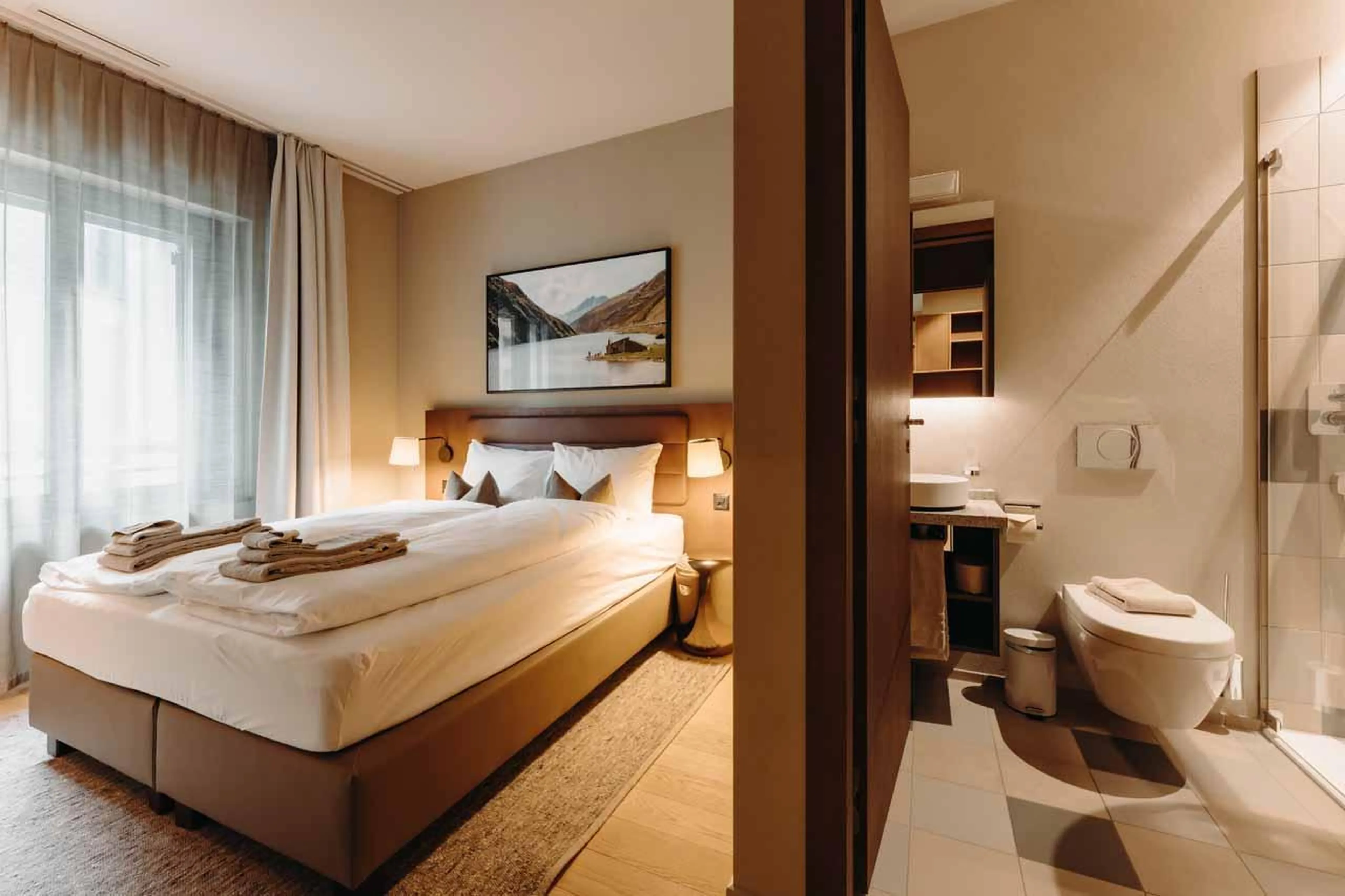 Double bedroom with en-suite shower room in Andermatt Alpine Premium 2, Andermatt