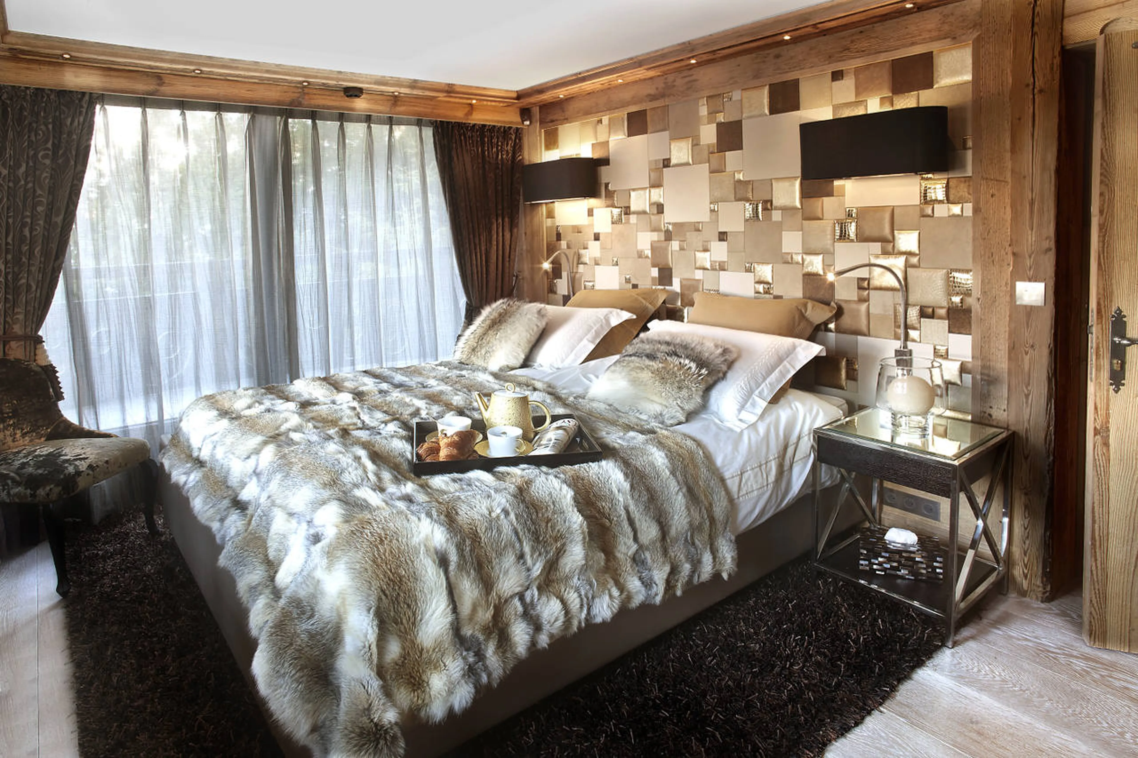 En-suite double bedroom with balcony access in Apartment Albaron in Courchevel 1850