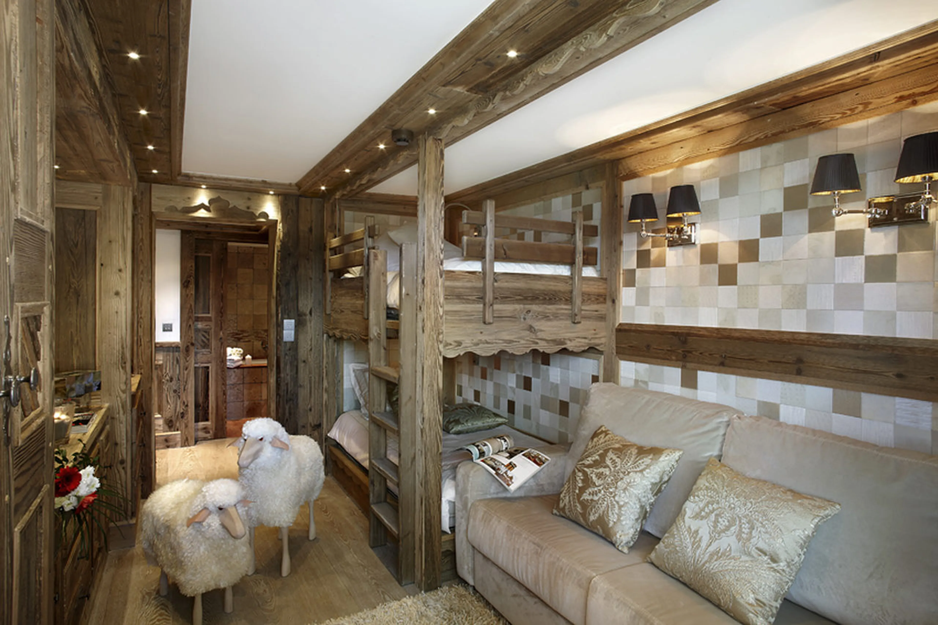 Bunk bed sleeping two children in en-suite bedroom in Apartment Albaron in Courchevel 1850