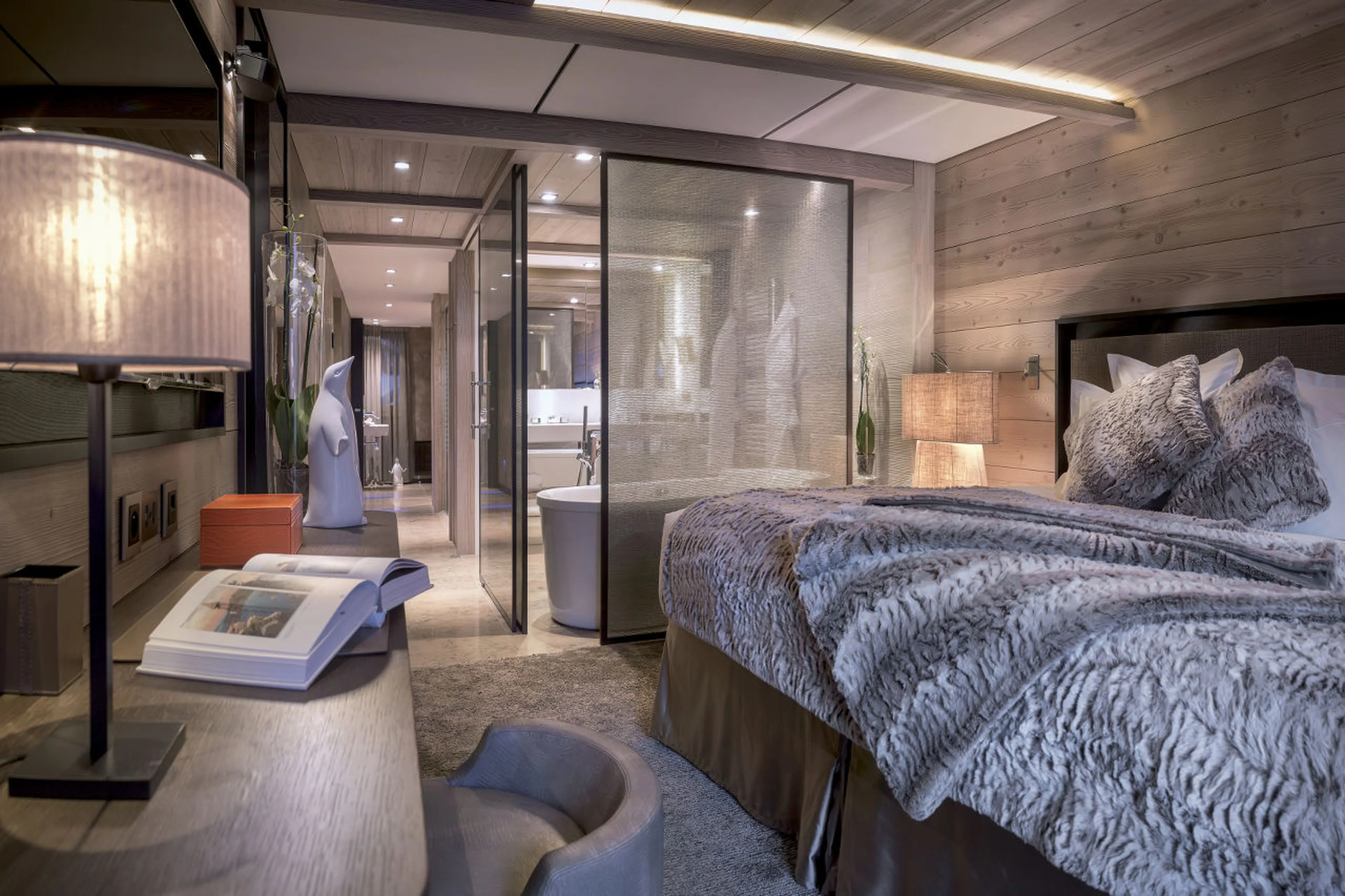 Master bedroom with en-suite bathroom and dressing area in Apartment Amethyst in Courchevel 1850