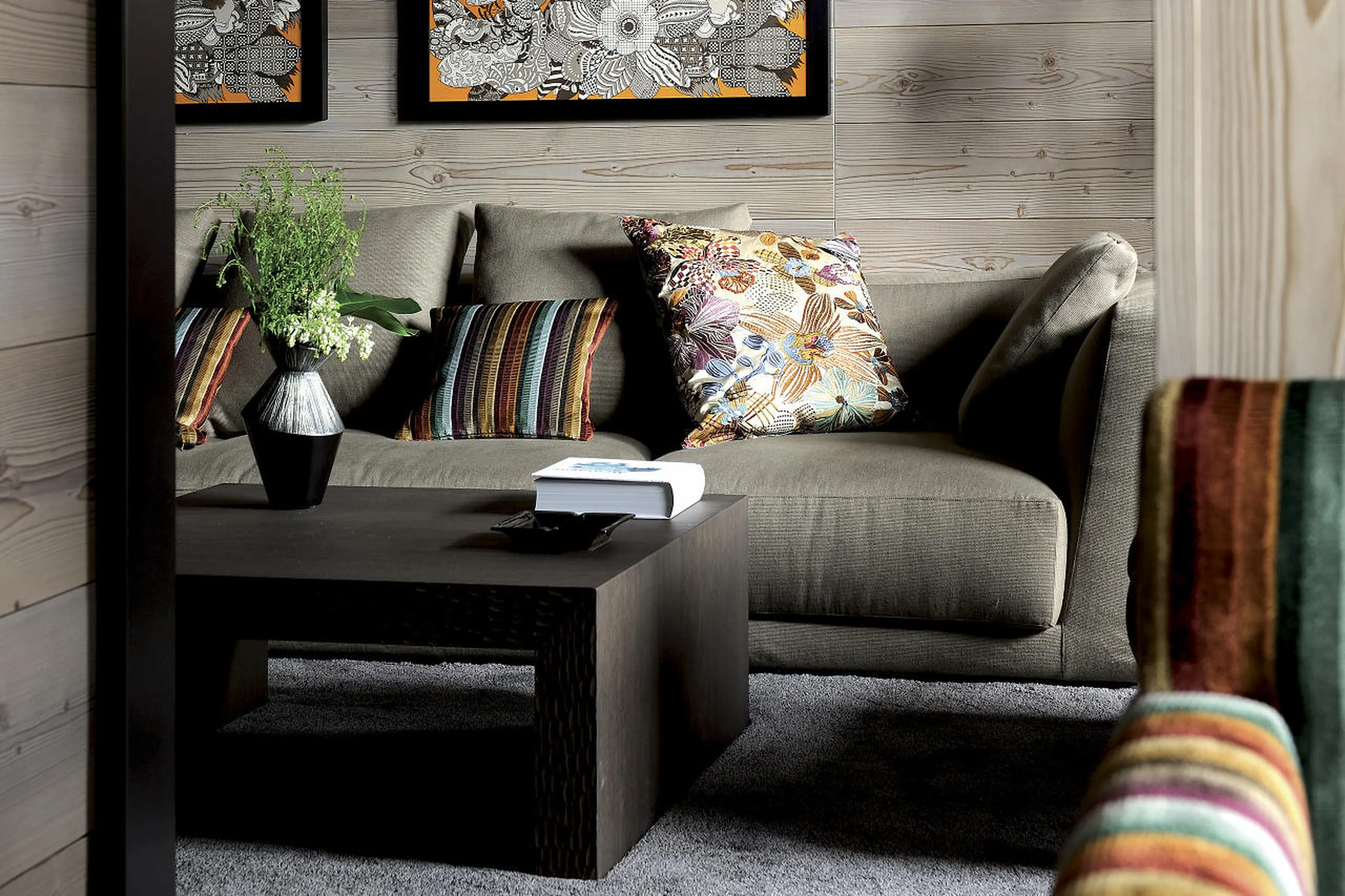 Cleverly used patches of colour add pizazz to living room furnishing in Apartment Amethyst in Cour