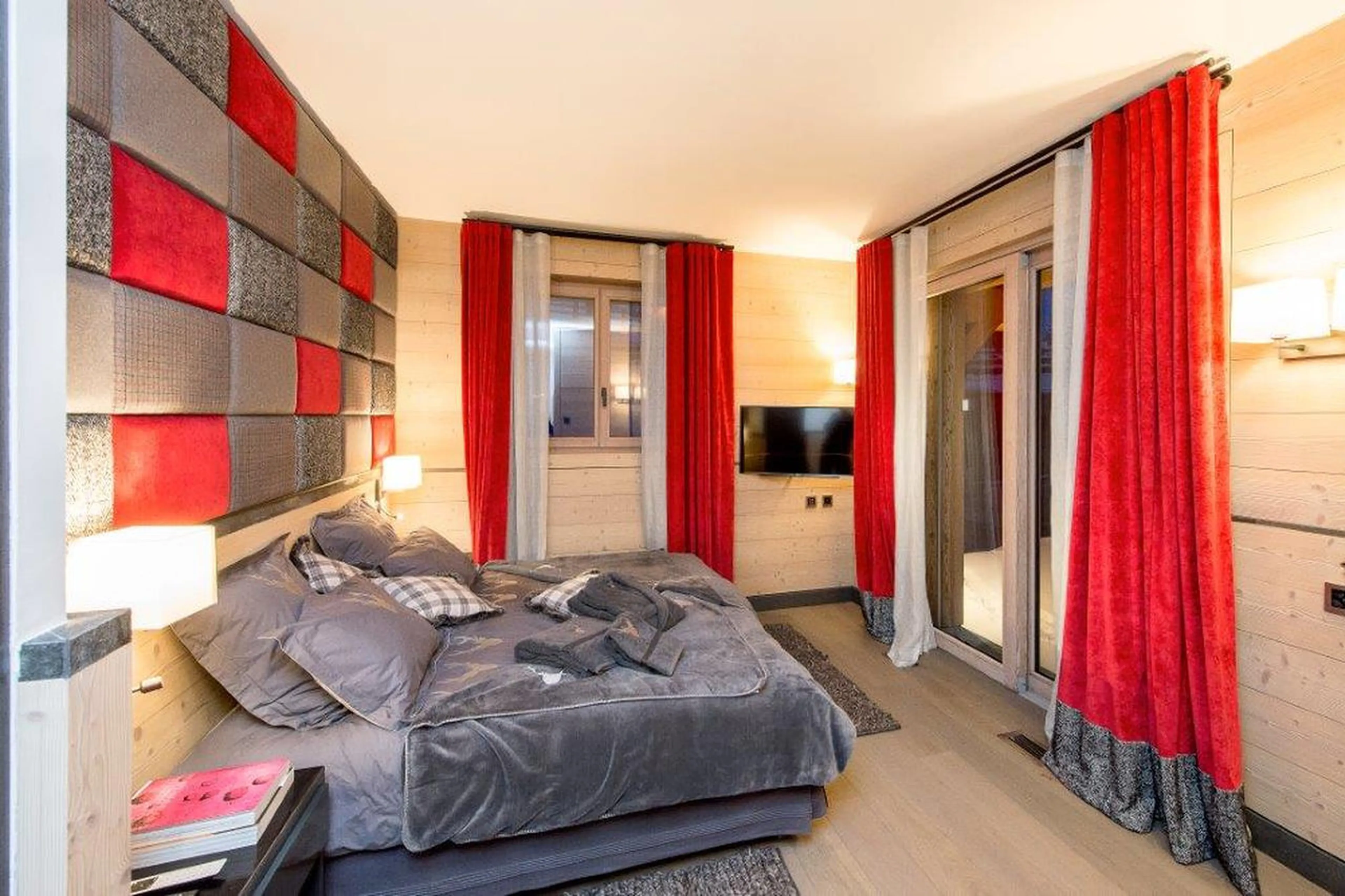 Double bedroom with en-suite shower room in Apartment Aminona in Crans-Montana