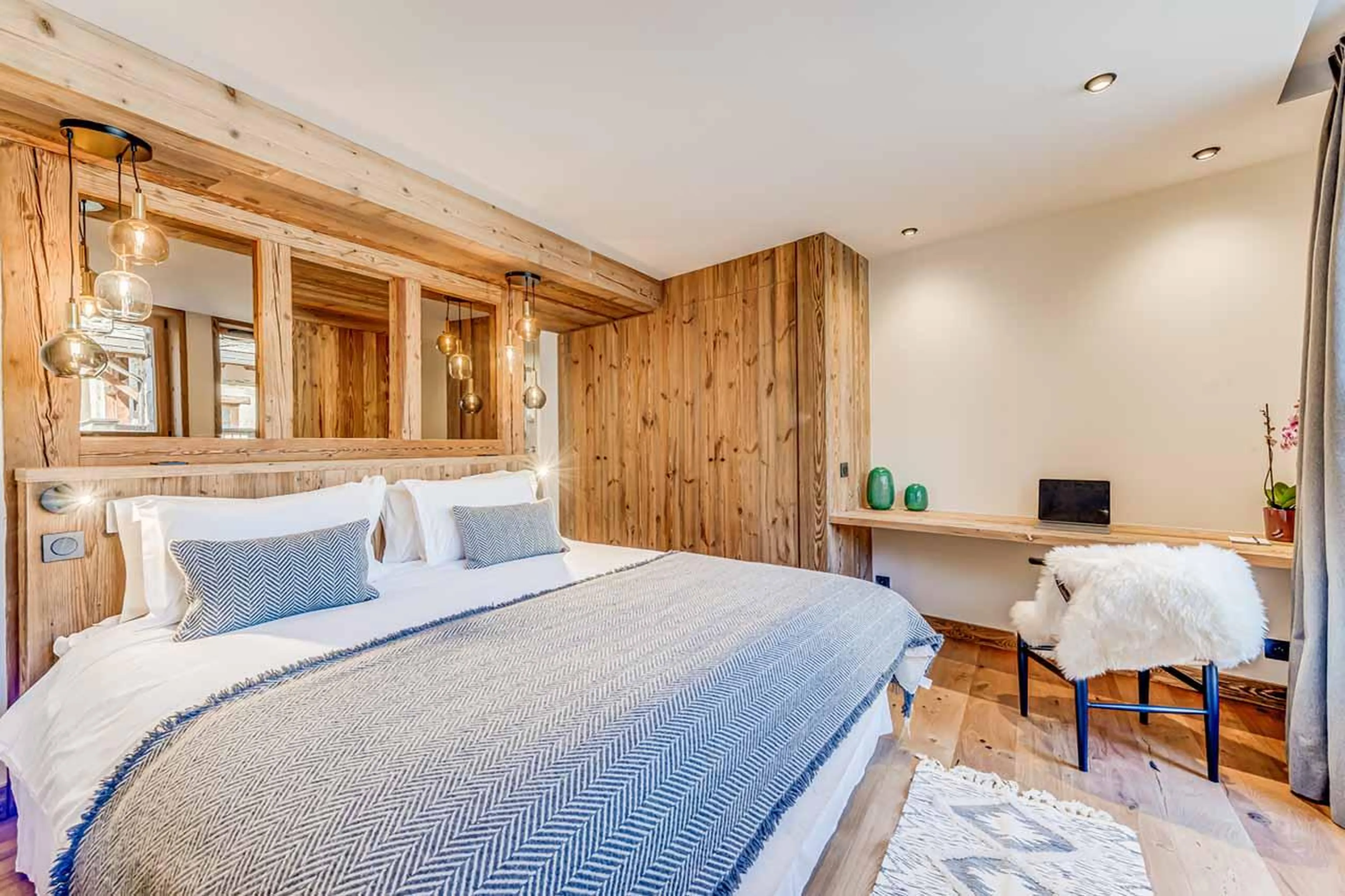Double bedroom with desk in Apartment Aurora, Val d'Isere