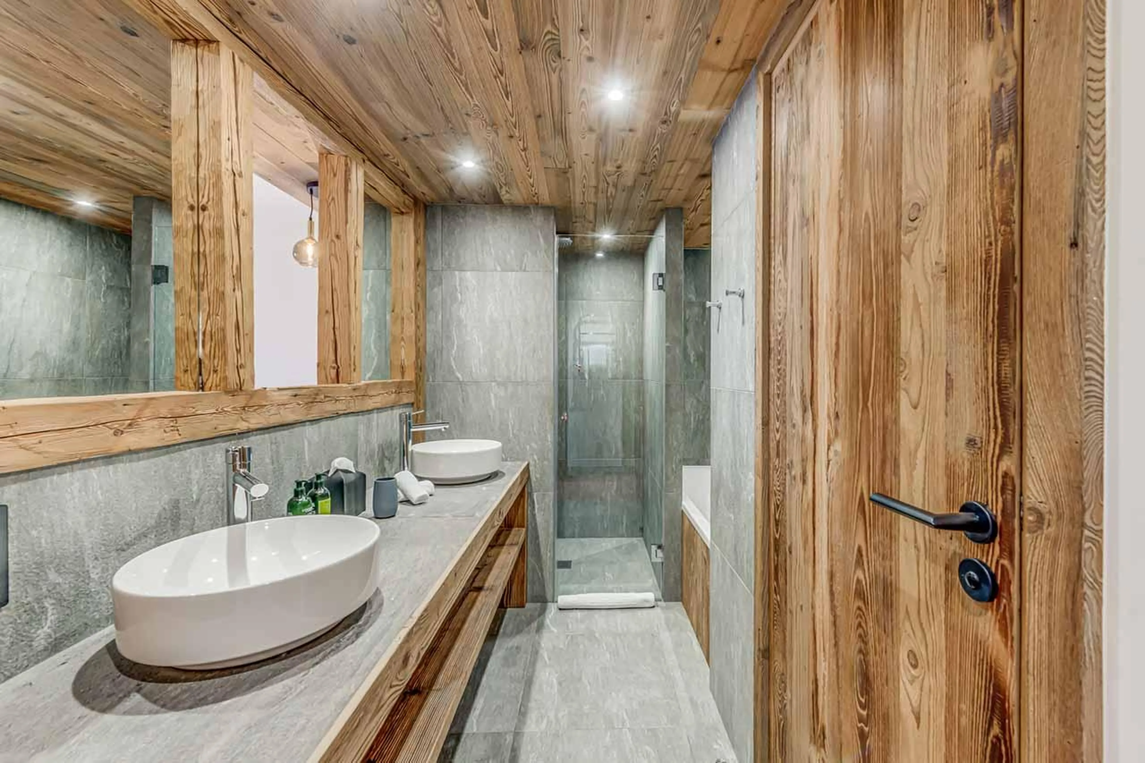 En-suite shower room in Apartment Aurora, Val d'Isere
