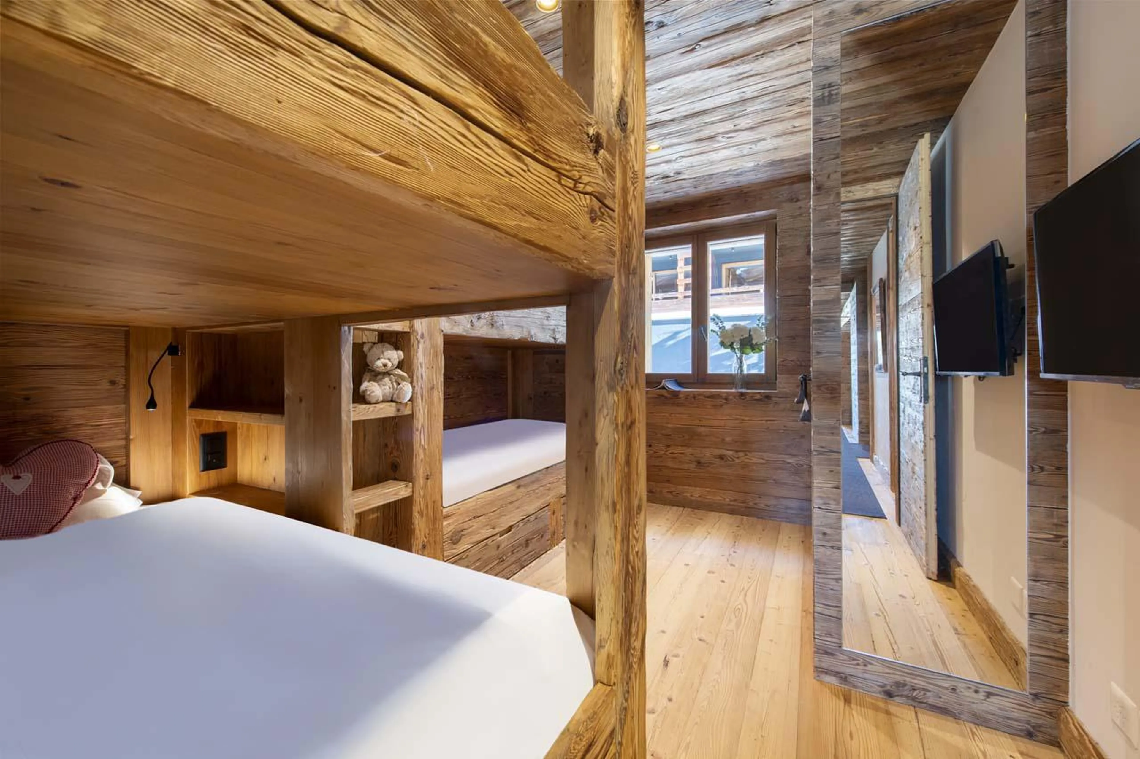 Bunk bedroom accommodating up to four children at Apartment Basalte C13 in Verbier