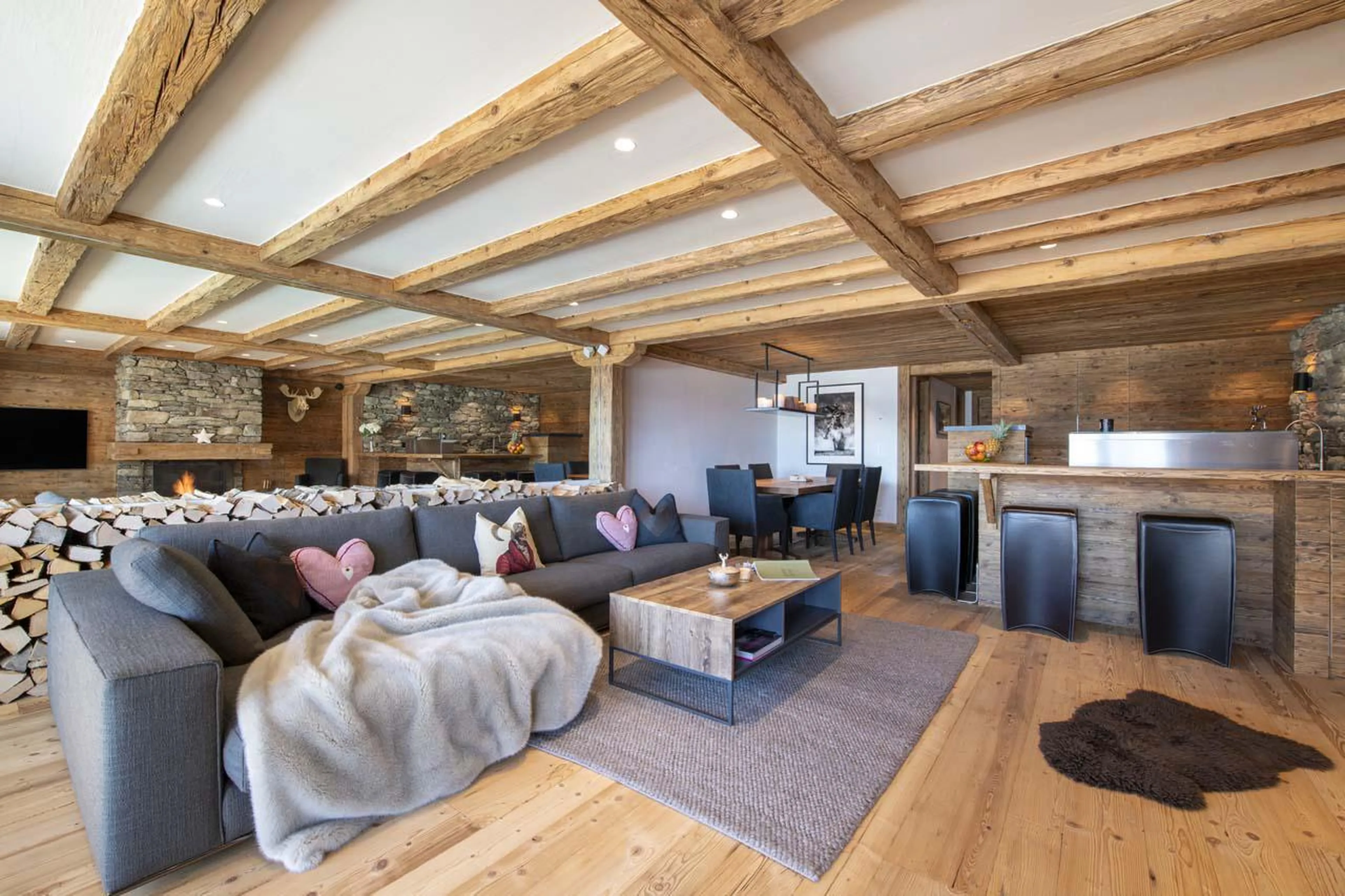 Open-plan living area with sofas, dining table and kitchen at Apartment Basalte C13 in Verbier