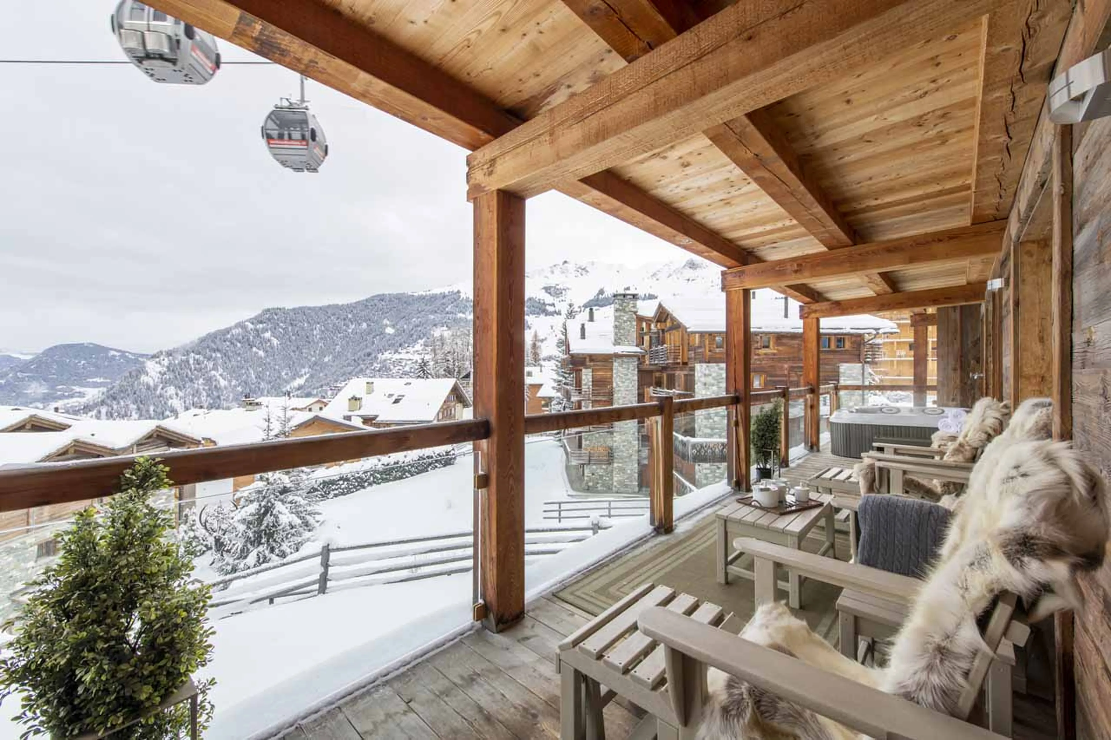 Balcony & hot tub at Apartment Basalte in Verbier