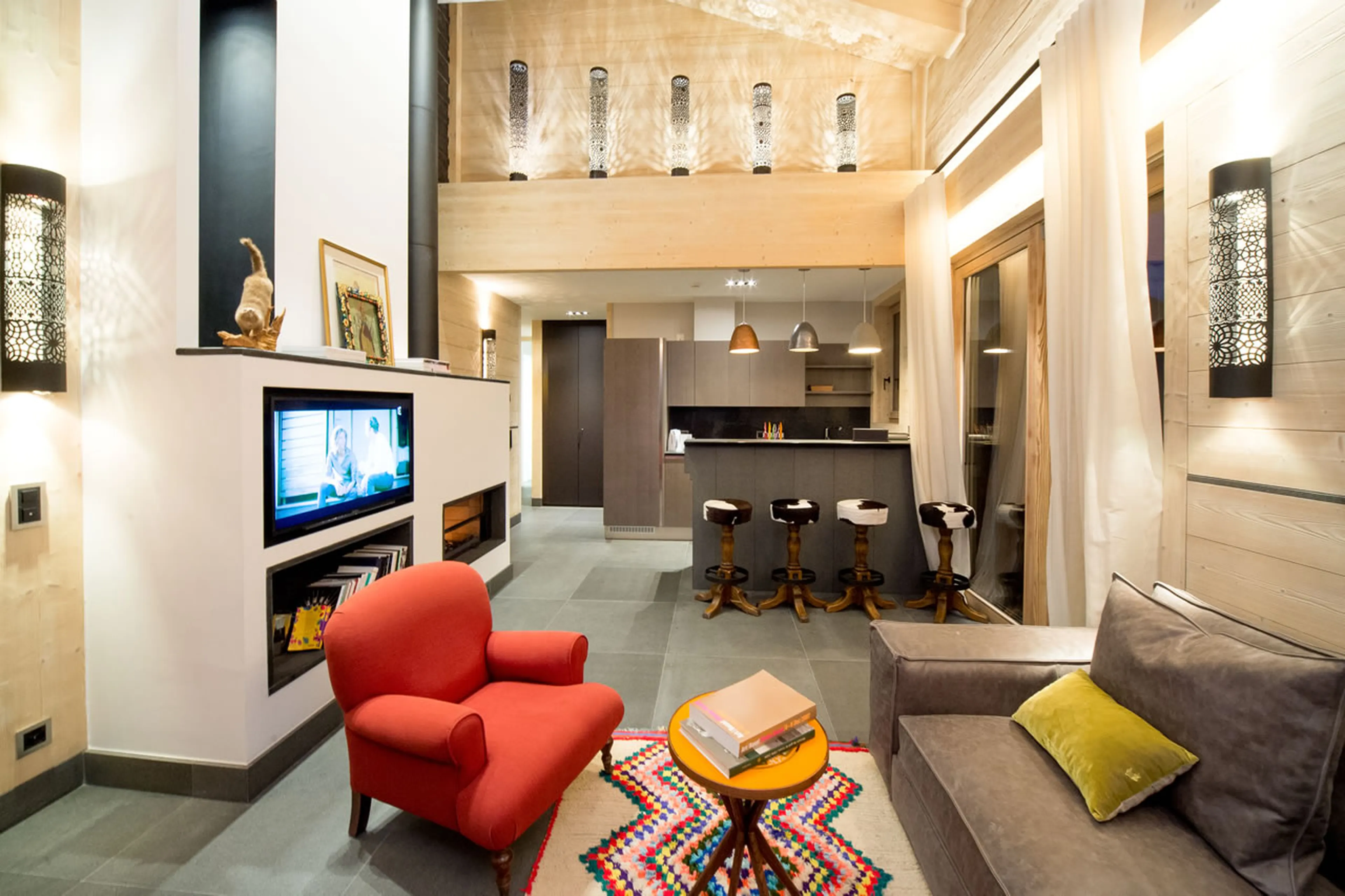 Open-plan kitchen with breakfast counter in Apartment Bellalui in Crans-Montana