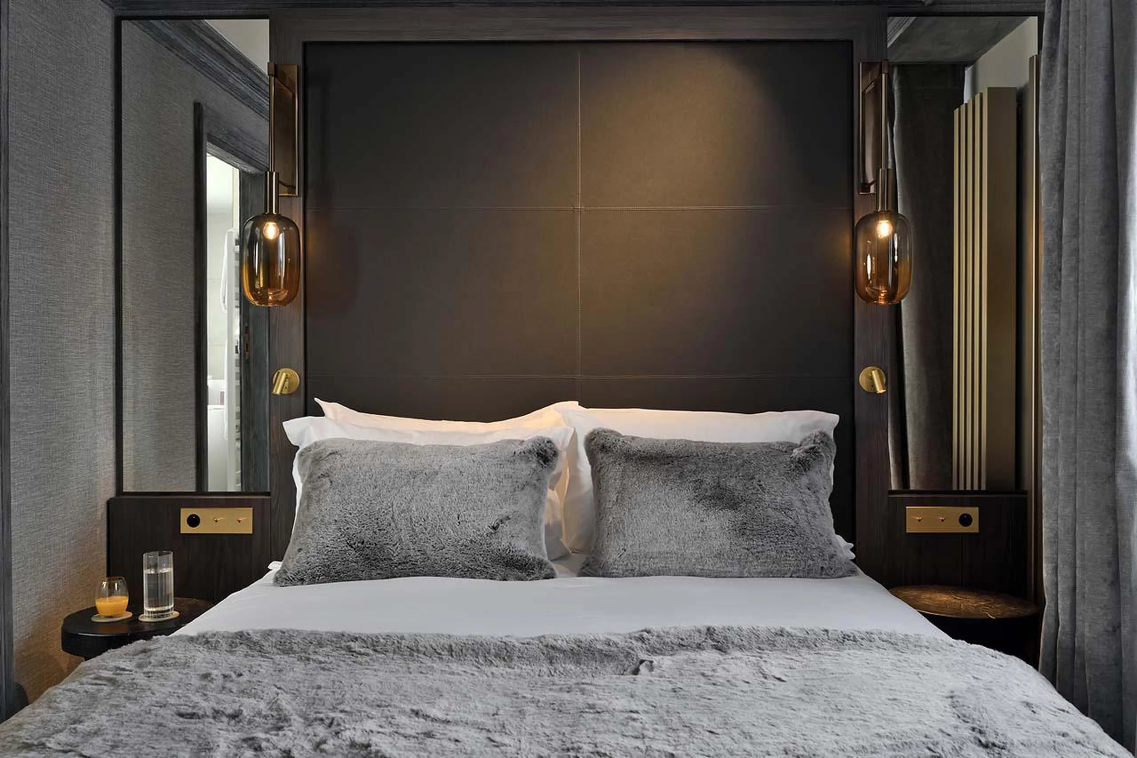 Master double bedroom with en-suite bathroom at Apartment Belvedere in Courchevel 1850