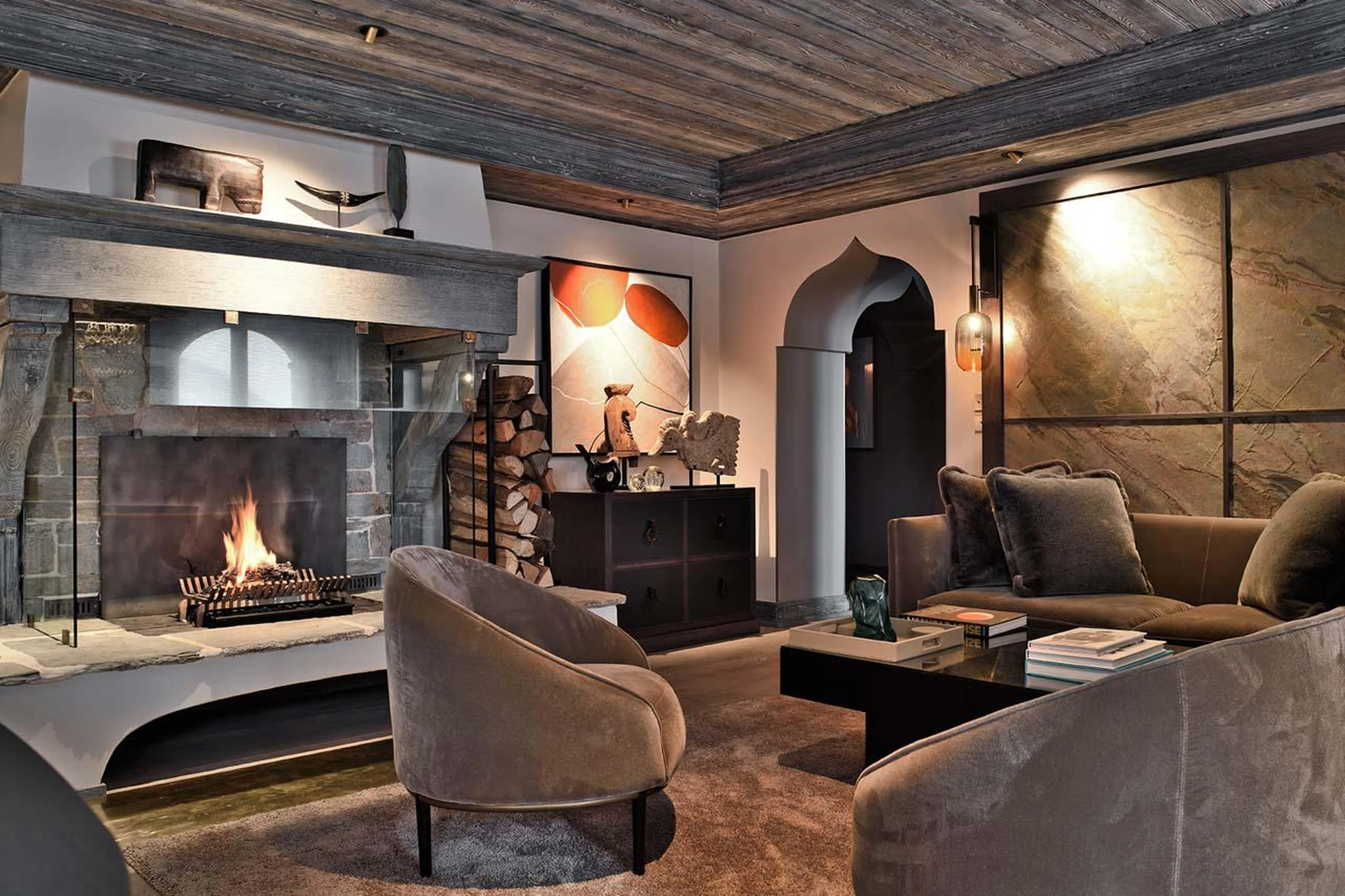 Sofas surrounding ethanol fireplace at Apartment Belvedere in Courchevel 1850