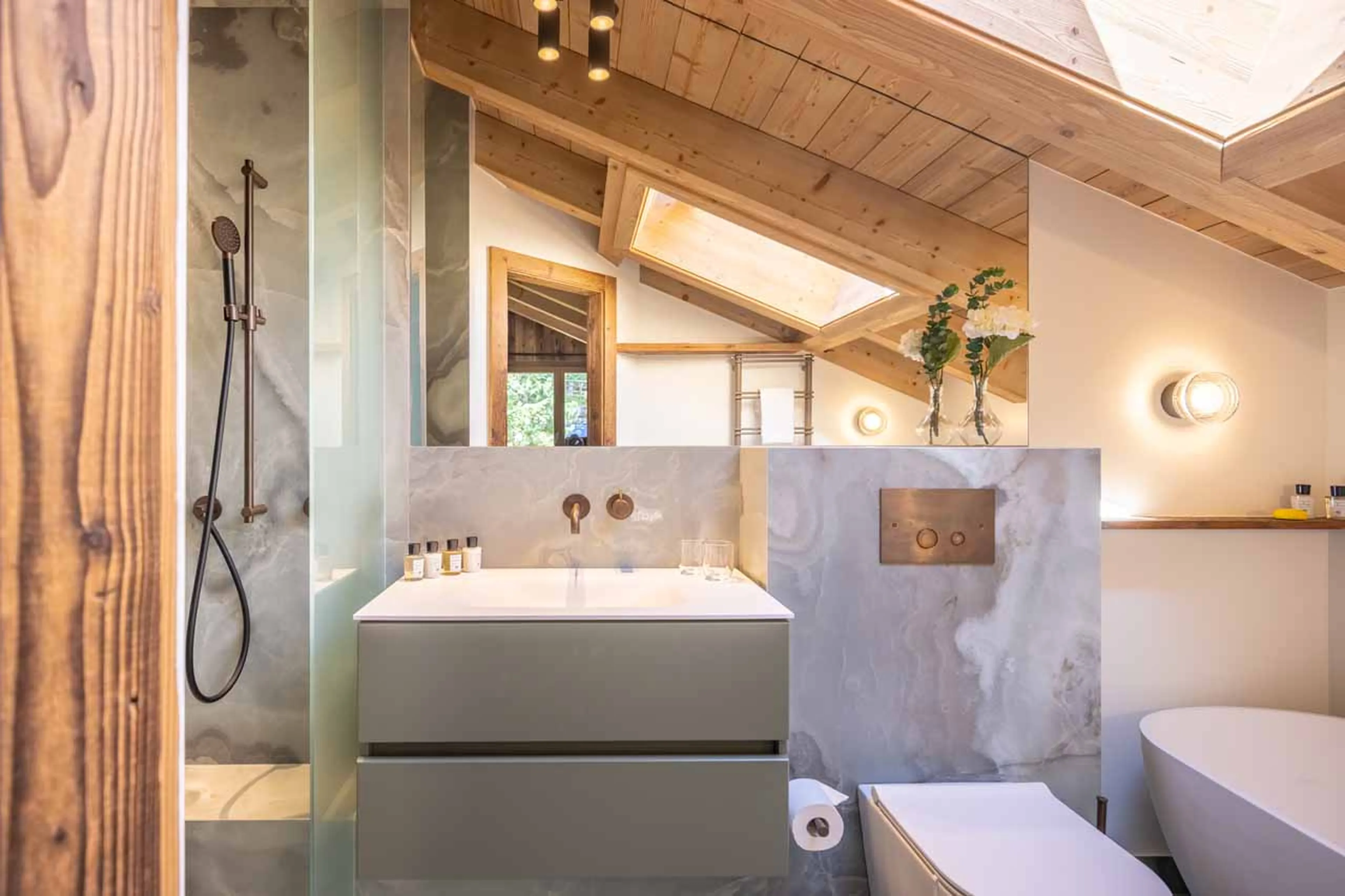 Bedroom 2 en-suite at Apartment Bisous Bisous in Val d'Isere