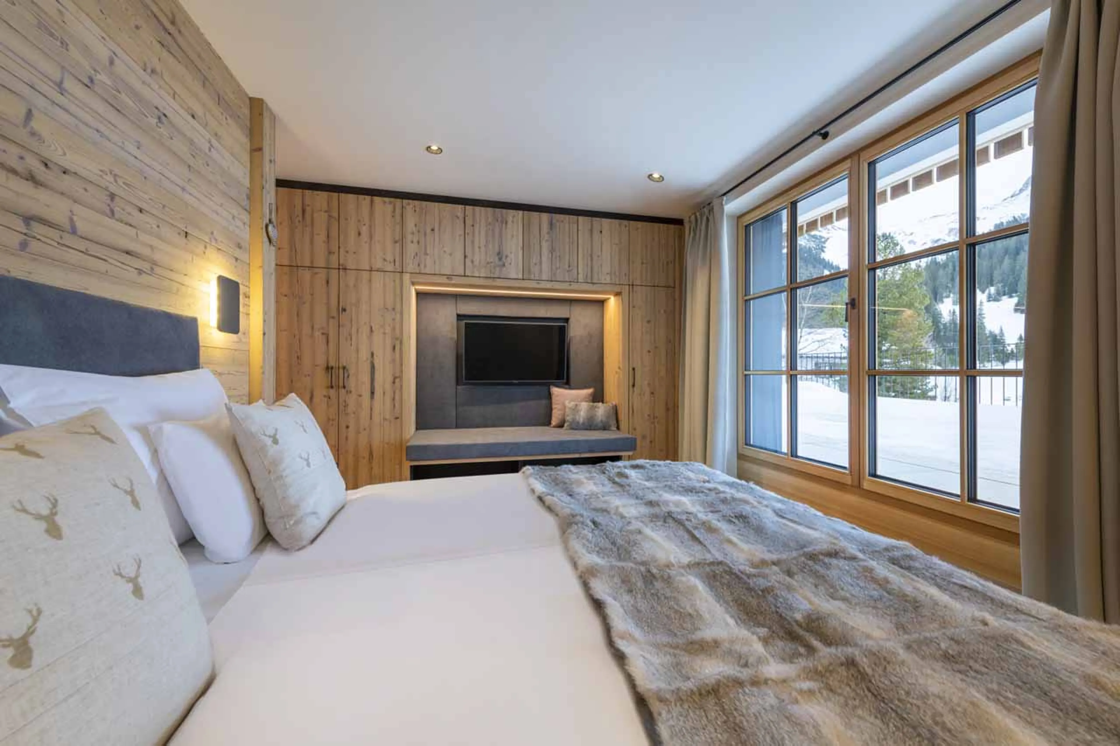 TV in bedroom one at Apartment Brunnenhof 1 in Lech