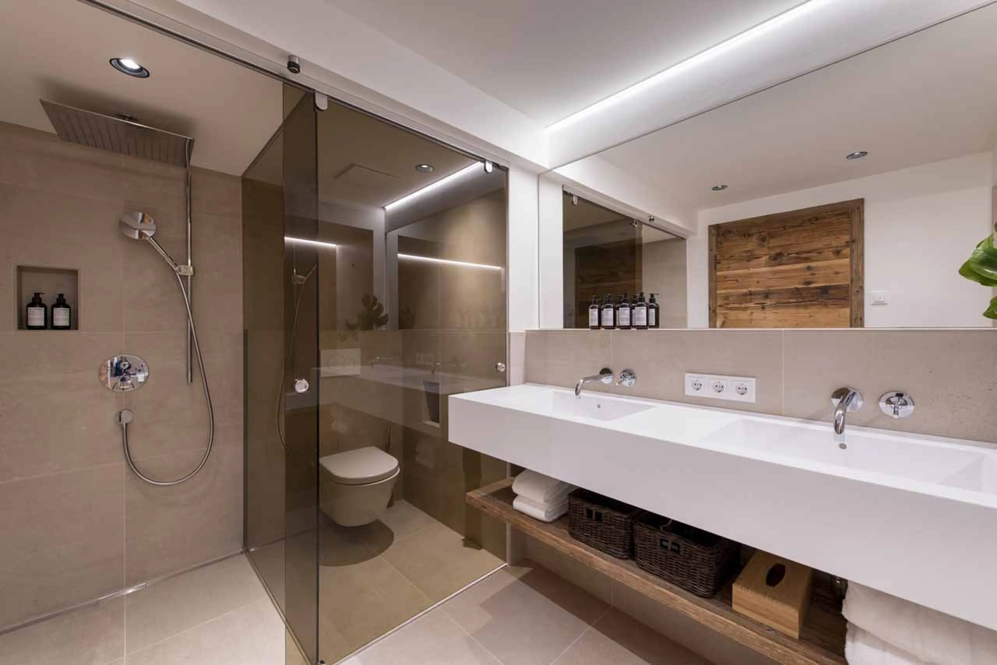 Bathroom four at Apartment Brunnenhof 11 in Lech