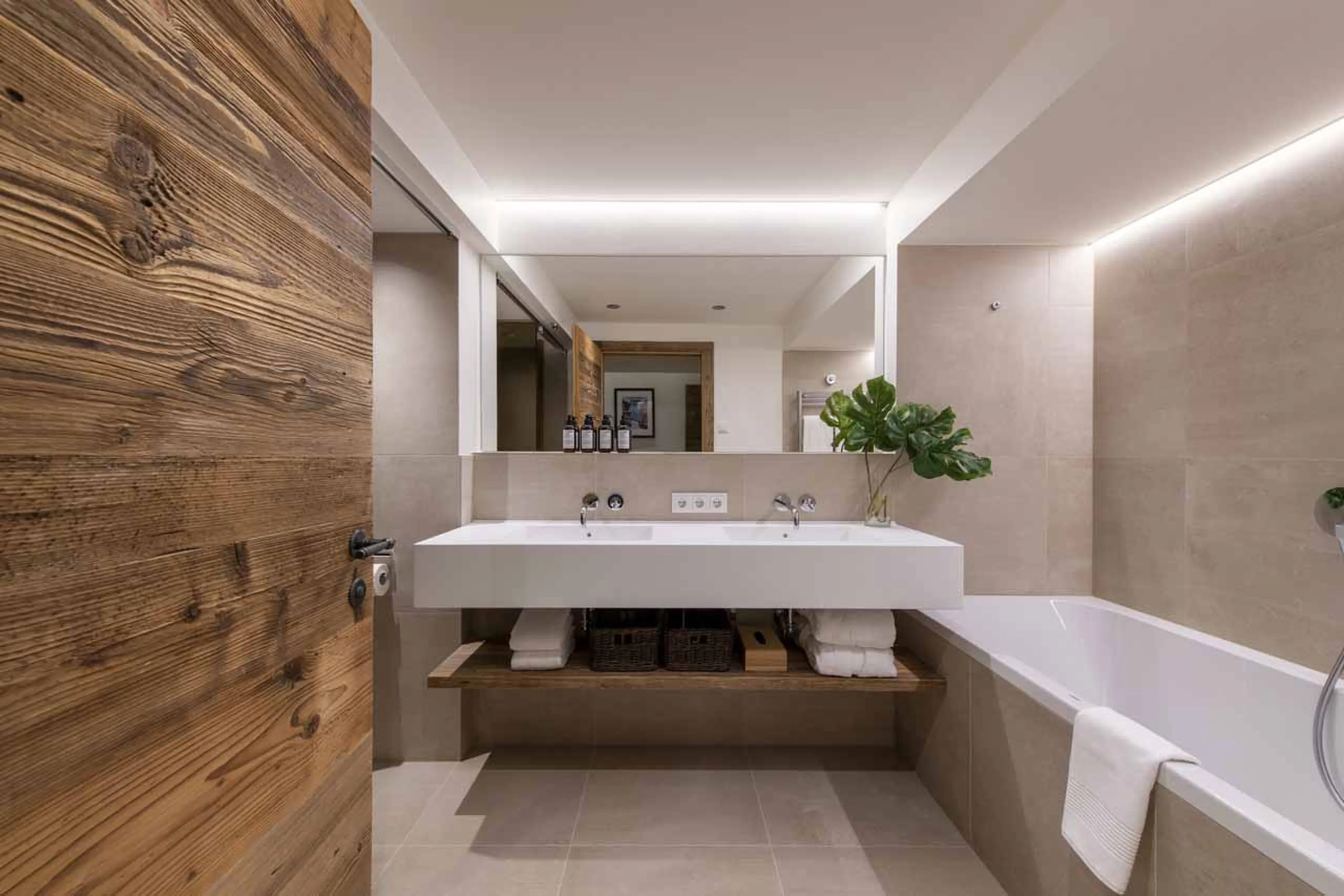 Bathtub at Apartment Brunnenhof 11 in Lech